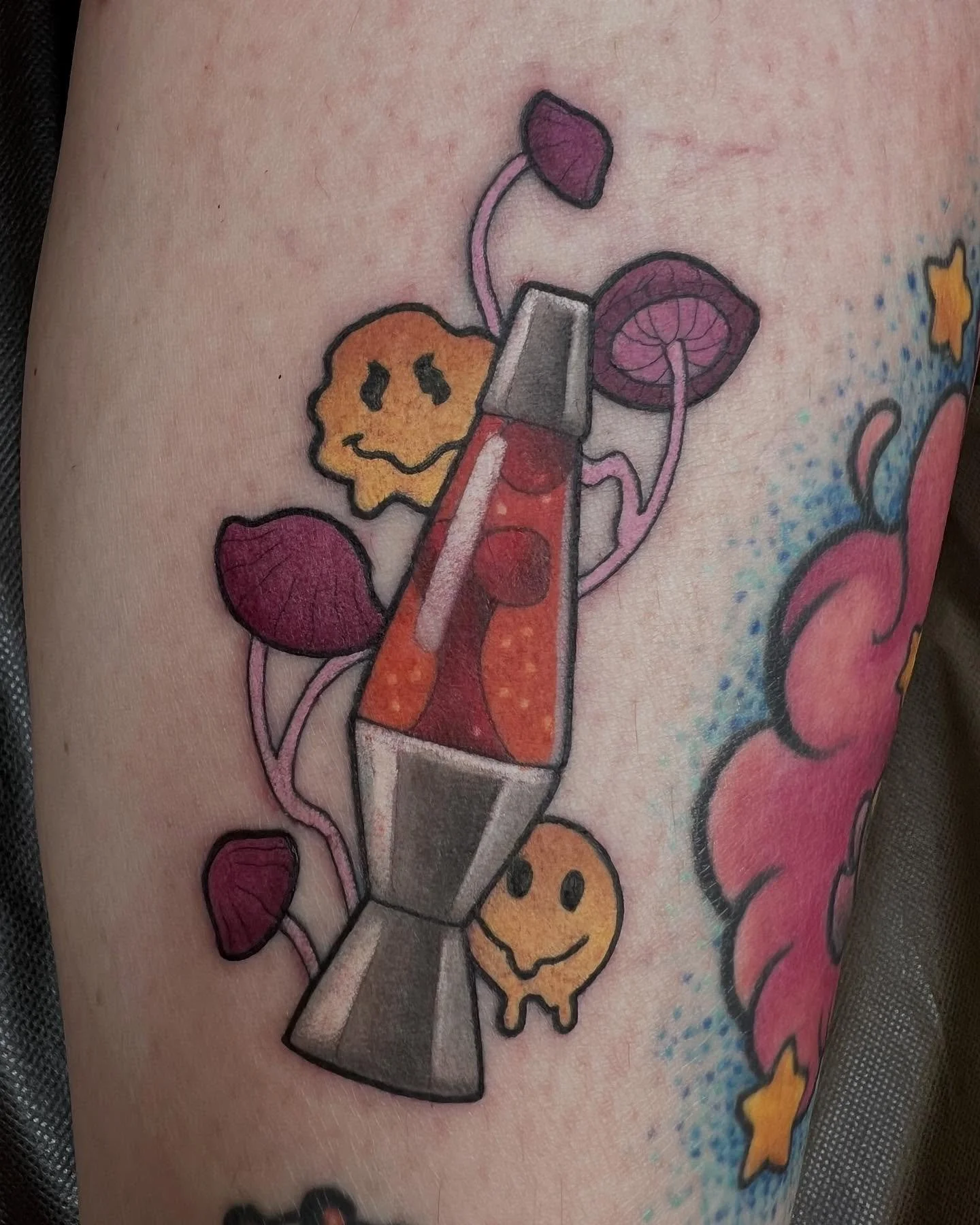 A couple of groovy lil guys from my flash 🌼 
.
.
.
.
#weedtats #420tattoo #ladytattooers #aztattooers #phoenixtattooers #tattoosnob