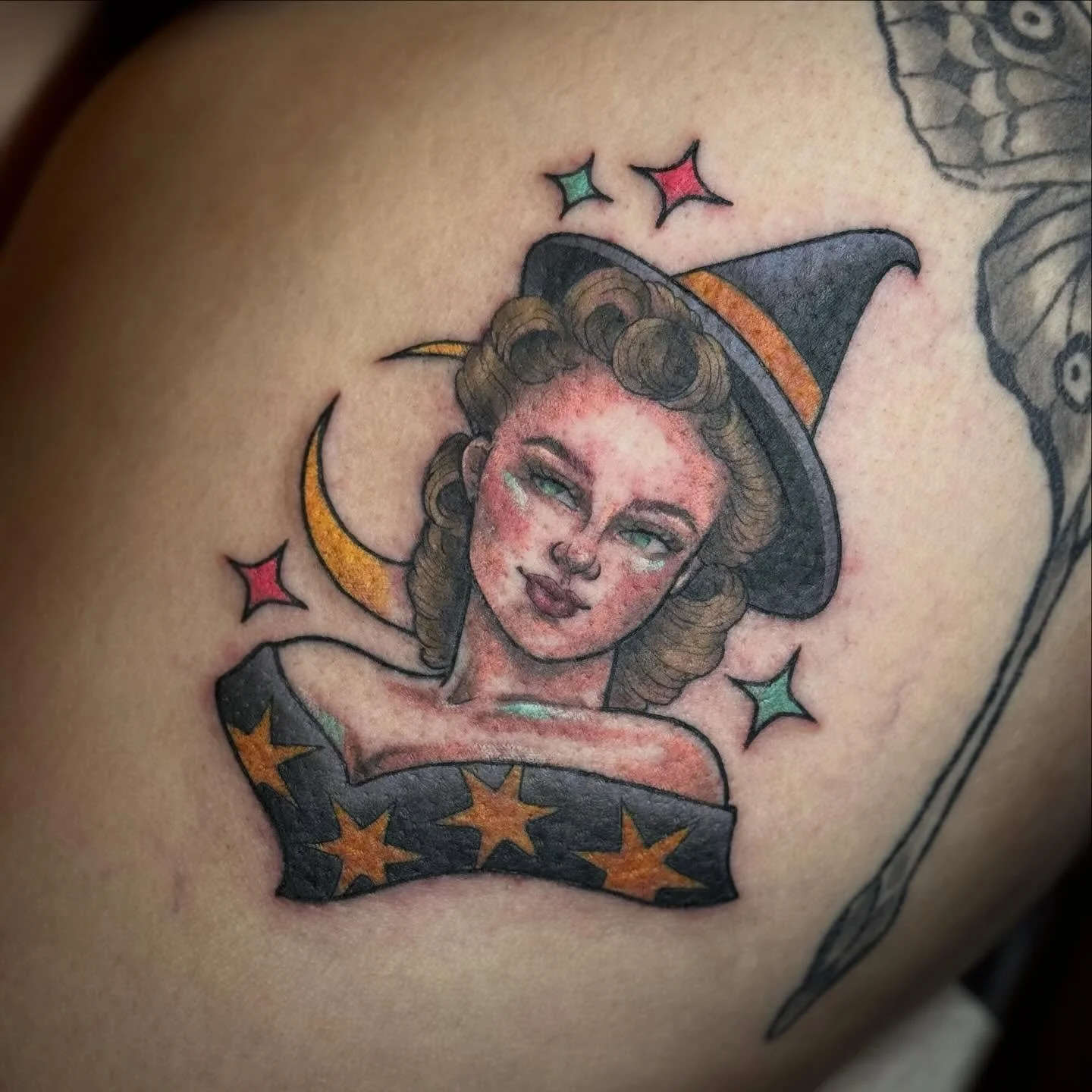 Cute (and angry) lil pin up witch from my flash ✨🌙 thanks to all who stopped by to check out the studio on Saturday 🫶🏻
.
.
.
#witchtattoo #halloween #halloweentattoo #ladytattooers #aztattooers #phoenixtattooers #tattoosnob #phoenixaz #phoenixtatt