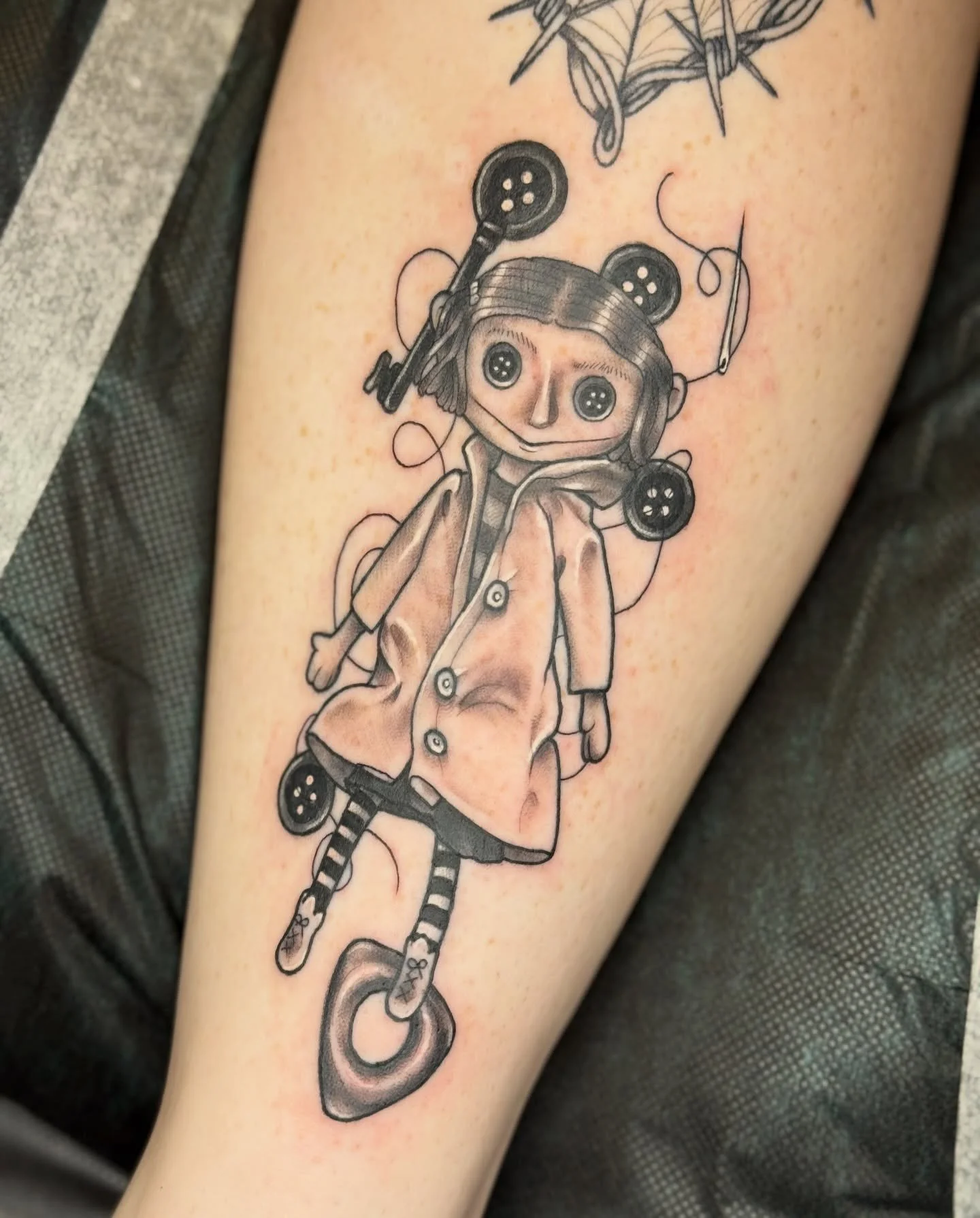 Coraline doll for Krissy ✨
.
.
.
.
#coraline #coralinetattoo #ladytattooers #aztattooers #phoenixtattooers #tattoosnob