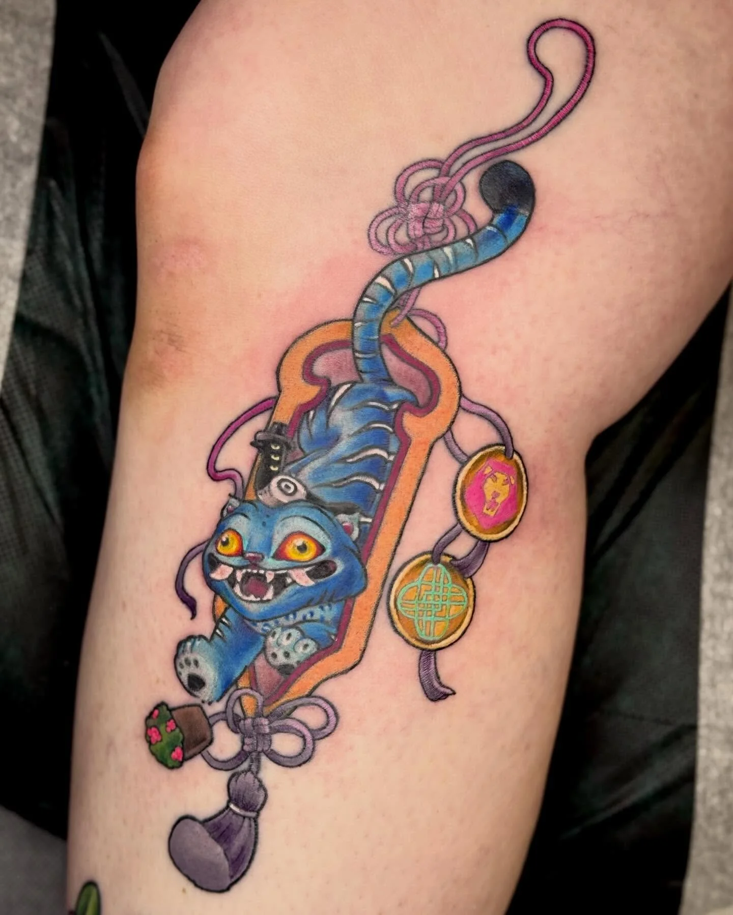 derpy x sussie omamori for Rachael 🩷✨🩵 thank you!! more KPDH tattoos please 🙏🏼 
.
.
.
#kpopdemonhunters #derpy #sussie #huntrix #sajaboys #ladytattooers #aztattooers #phoenixtattooers #tattoosnob