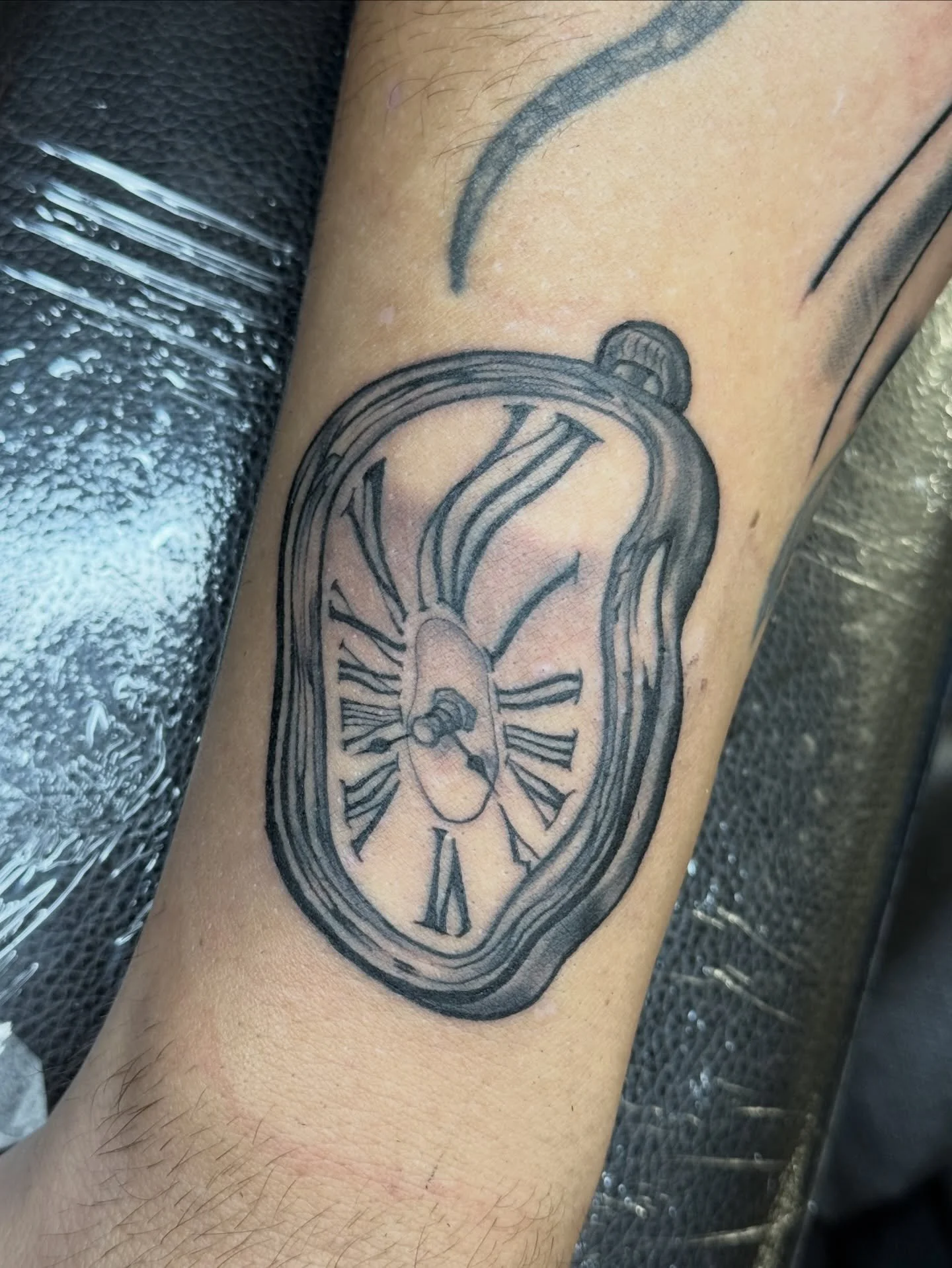 and now for that awkward gap of time between Christmas and New Years where you get nothing done and feel weird for no reason ⏳

Dali&rsquo;s melting clock for Jacob recently. thanks for looking 🫶🏻
.
.
.
.
#ladytattooers #tattoosnob #aztattooers #ph