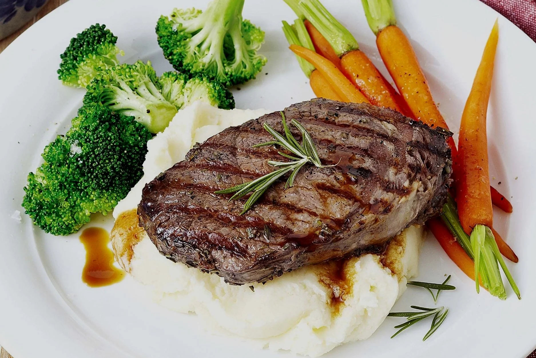 classic-red-wine-marinated-steak-with-creamy-mash-96901-1.jpg