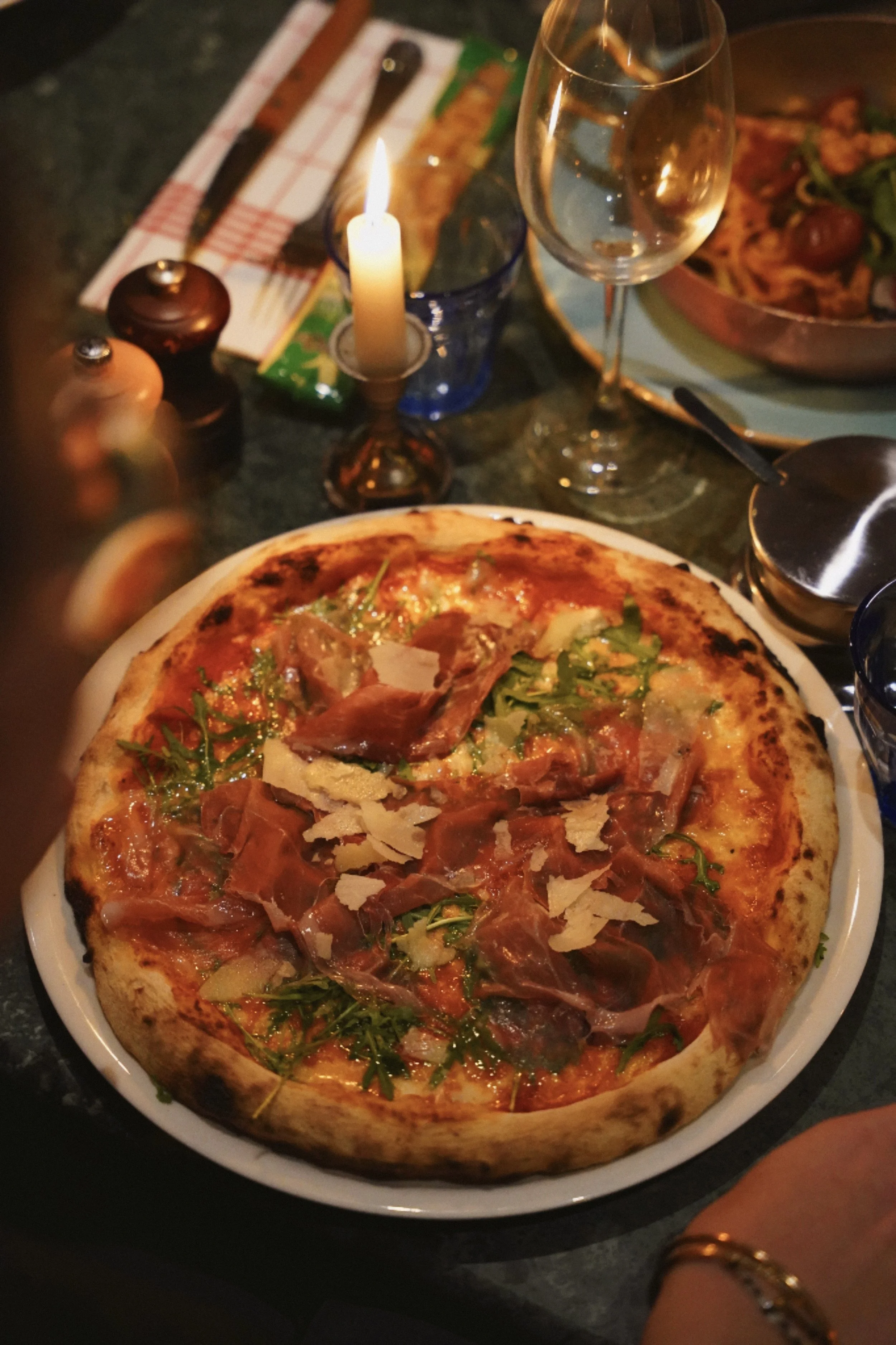 Grande pizza italienne avec tomate San Marzano DOP, Fior di latte crémeux, jambon de Parme affiné 30 mois, roquette fraîche et Parmigiano Reggiano DOP 24 mois