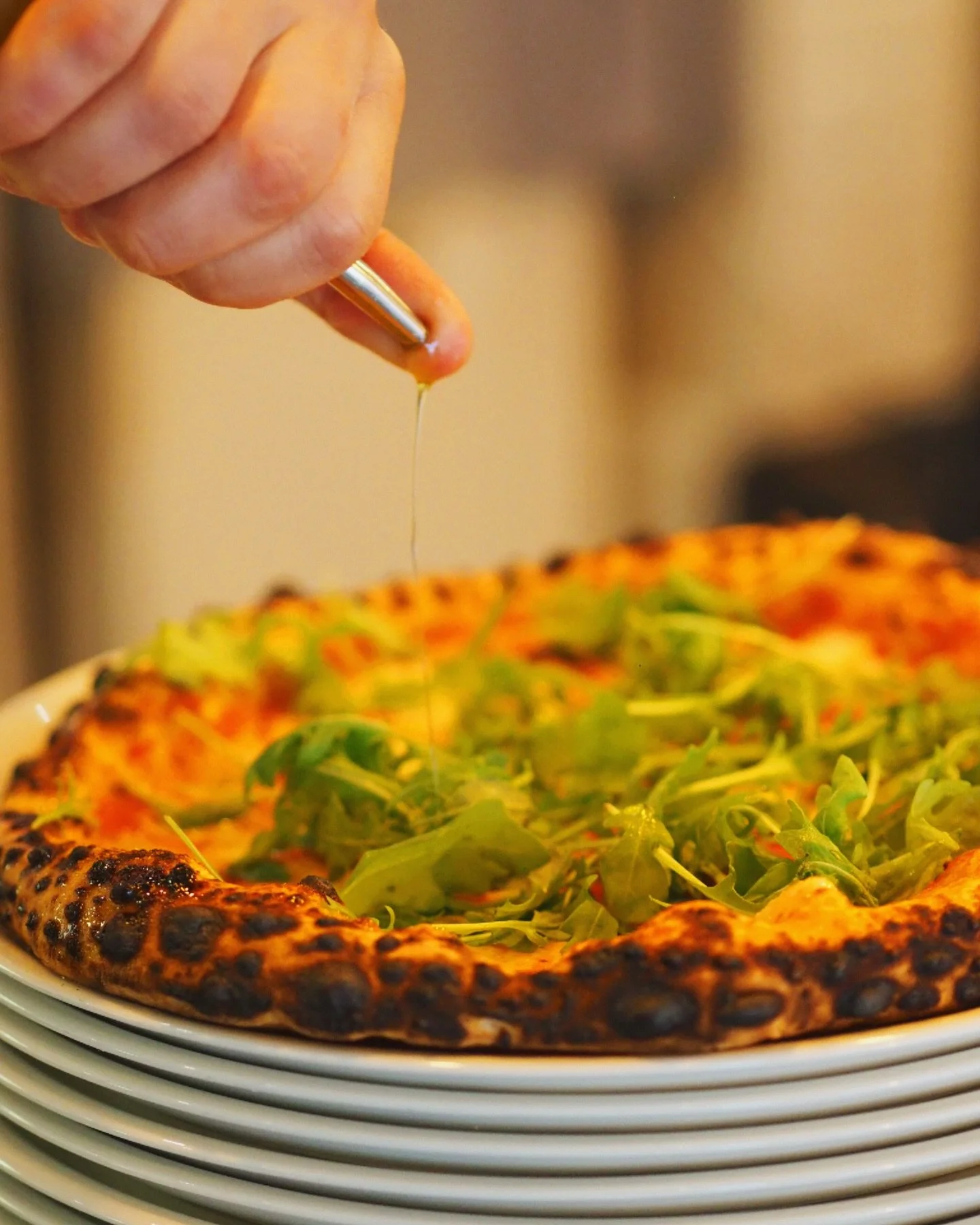 La magie op&egrave;re chez Fratelli ! 

Nos pizzaiolos pr&eacute;parent chaque pizza avec passion et savoir-faire 

P&acirc;te fine, ingr&eacute;dients de qualit&eacute; et cuisson parfaite&hellip; le secret d&rsquo;une pizza 100% italienne 🇮🇹

📞 