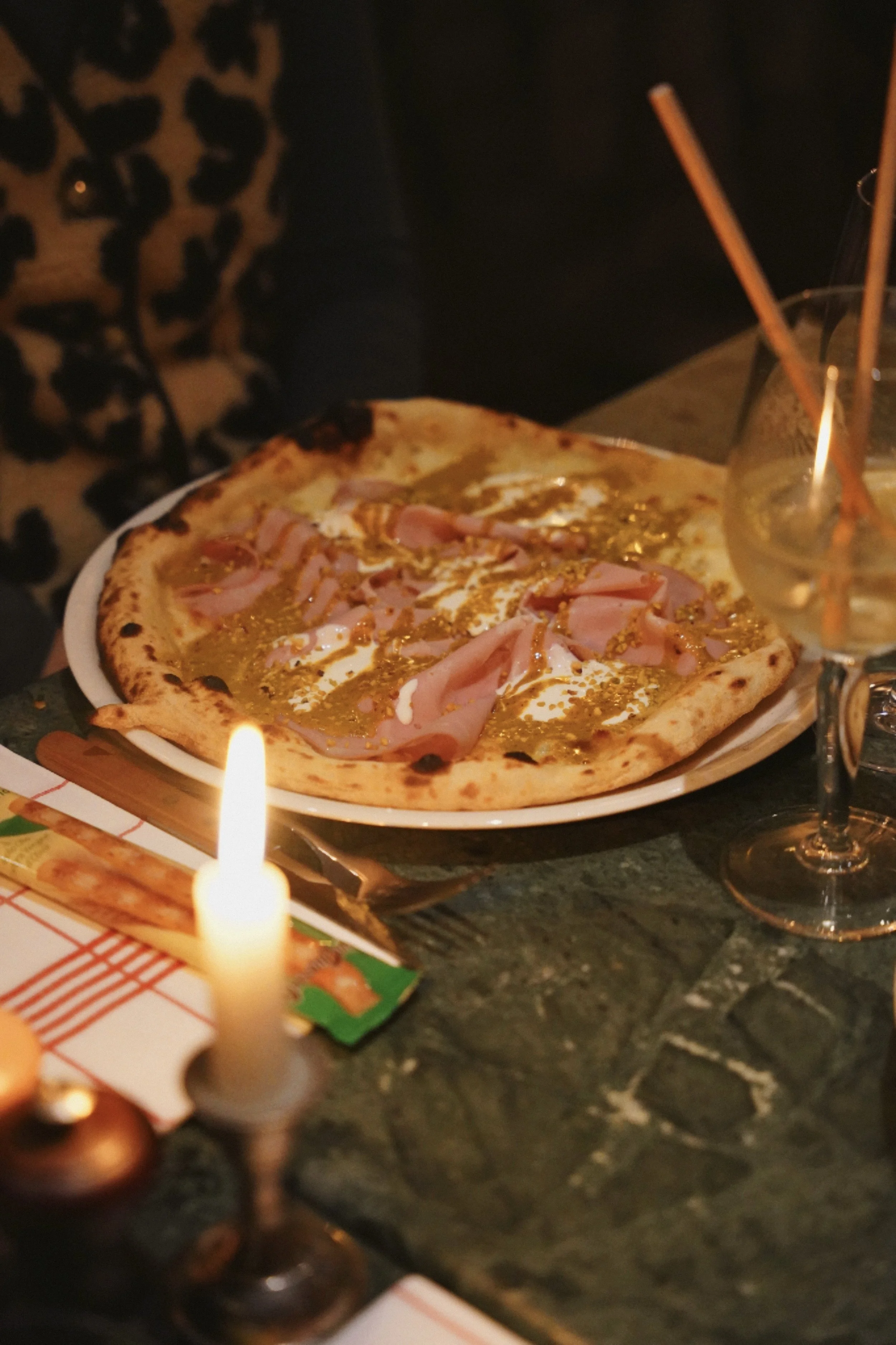 Pizza gourmande à la mortadelle et pistache DOP, avec crème de pistache, stracciatella di burrata, Fior di latte et basilic frais