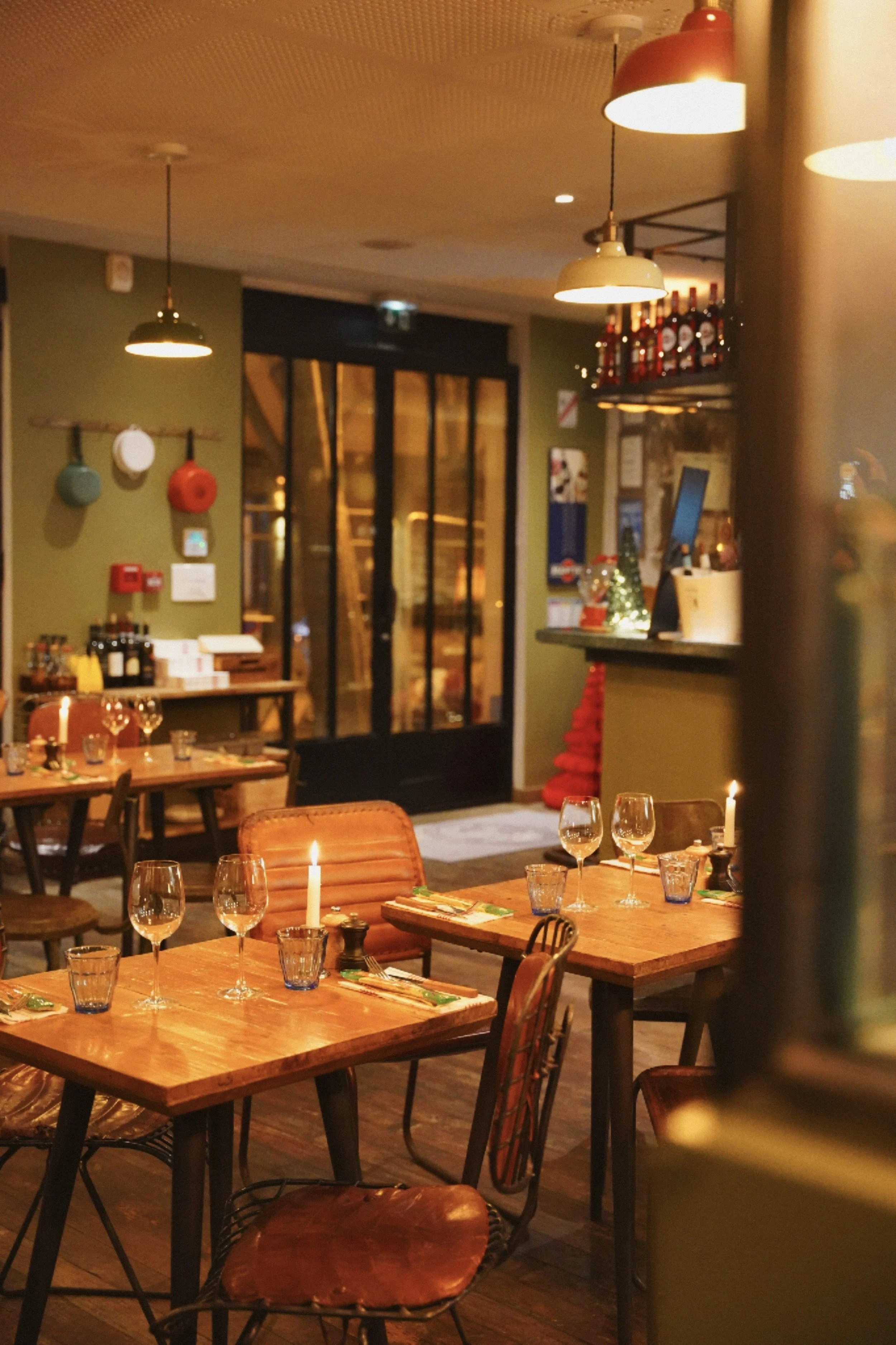 Salle de restaurant italien colorée avec décoration rustique et ambiance chaleureuse