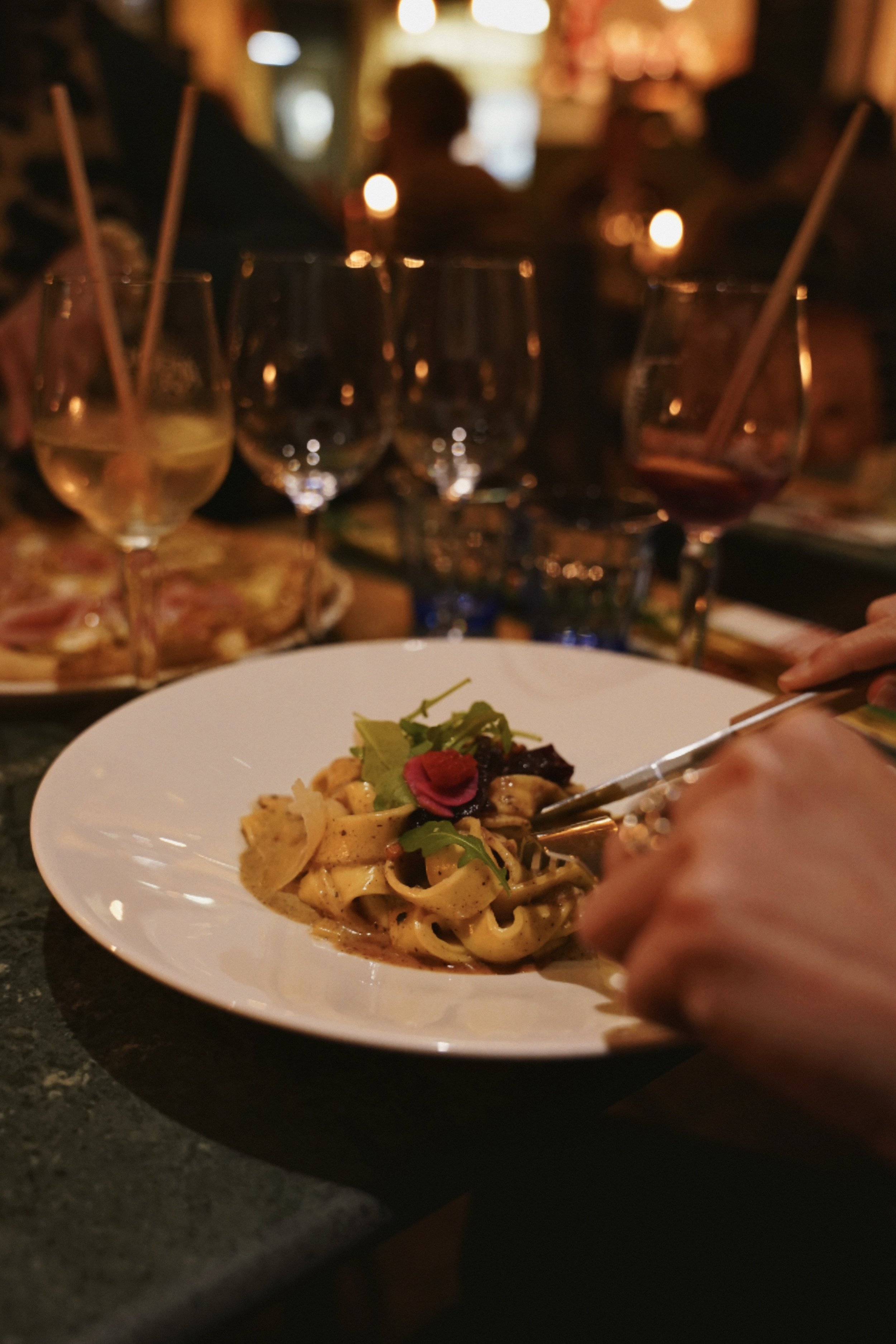 Pappardelle à la crème de foie gras, truffes noires, pignons de pin et oignons caramélisés