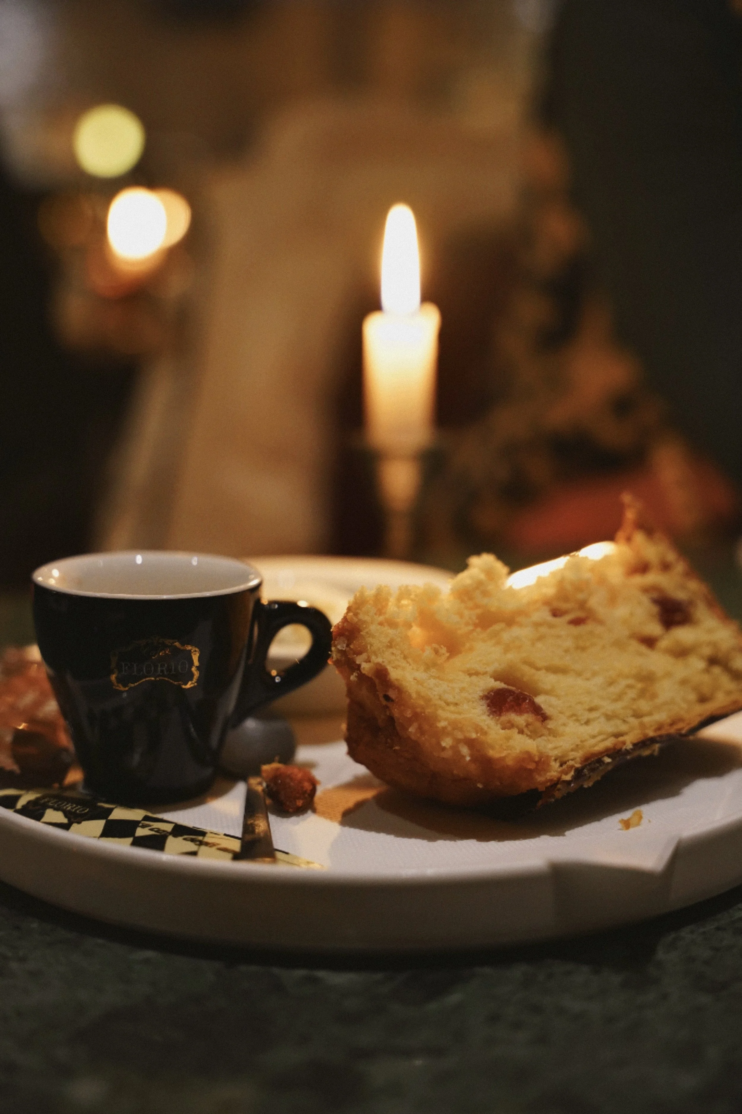 Tranche de panettone italien servie avec un café, dessert traditionnel au restaurant Cantina Fratelli