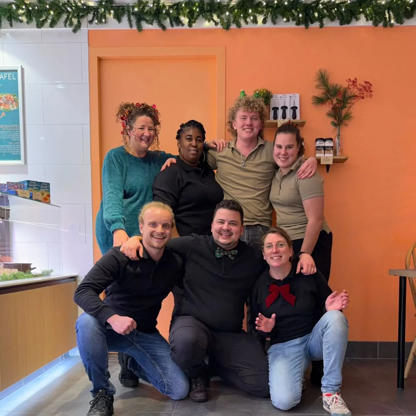 🌟 Het zit erop! Namens het hele team van Beet wensen we jullie hele fijne Kerstdagen. 🎄 

Wat hebben we fantastische dagen achter de rug: hard werken, hard lachen en vooral heel veel mensen blij kunnen maken met heerlijke vis(gerechten). Dankjullie