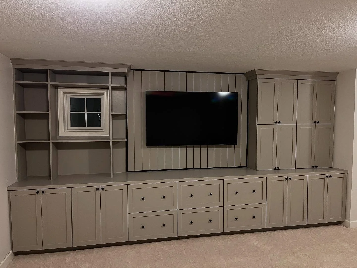 Finished up this build and install just in time for the holidays. These cabinets and custom shelves gave this loft space a whole new look!

Designed by @willabyway 
Build and install by @nordwoods.custom.carpentry
