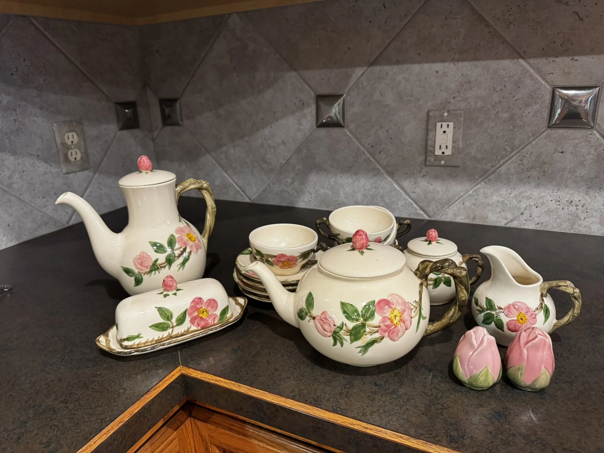Tea set full 2 pots plates pink roses.jpg