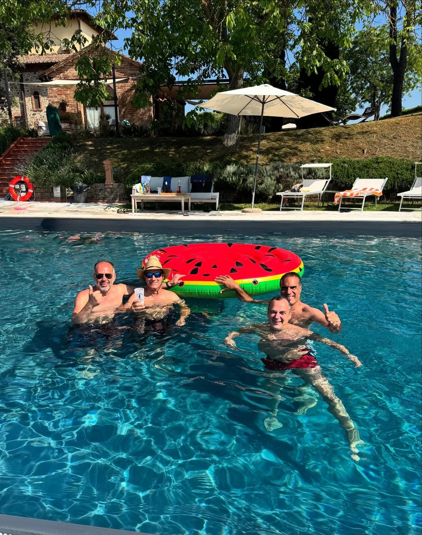 ☀️ Splash, laugh, float, repeat. At Villa Monarca in the heart of Tuscany, the pool is more than just a place to swim&mdash;it&rsquo;s where luxury meets pure joy. Surrounded by olive groves, vineyards, and rolling hills, every dip inspires relaxatio