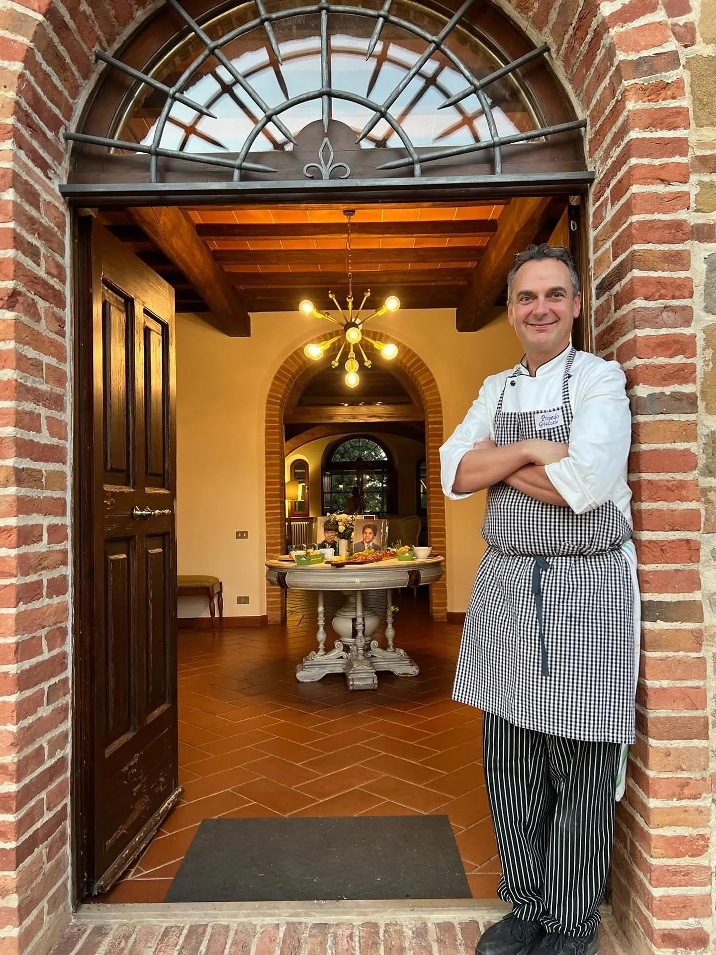 🍷 Meet Chef Giancarlo &mdash; our dear friend and the heart of the kitchen at Villa Monarca. 🇮🇹 His passion for Tuscan cuisine shines in every dish he creates &mdash; full of flavor, energy, and love for local, seasonal ingredients. From handmade 