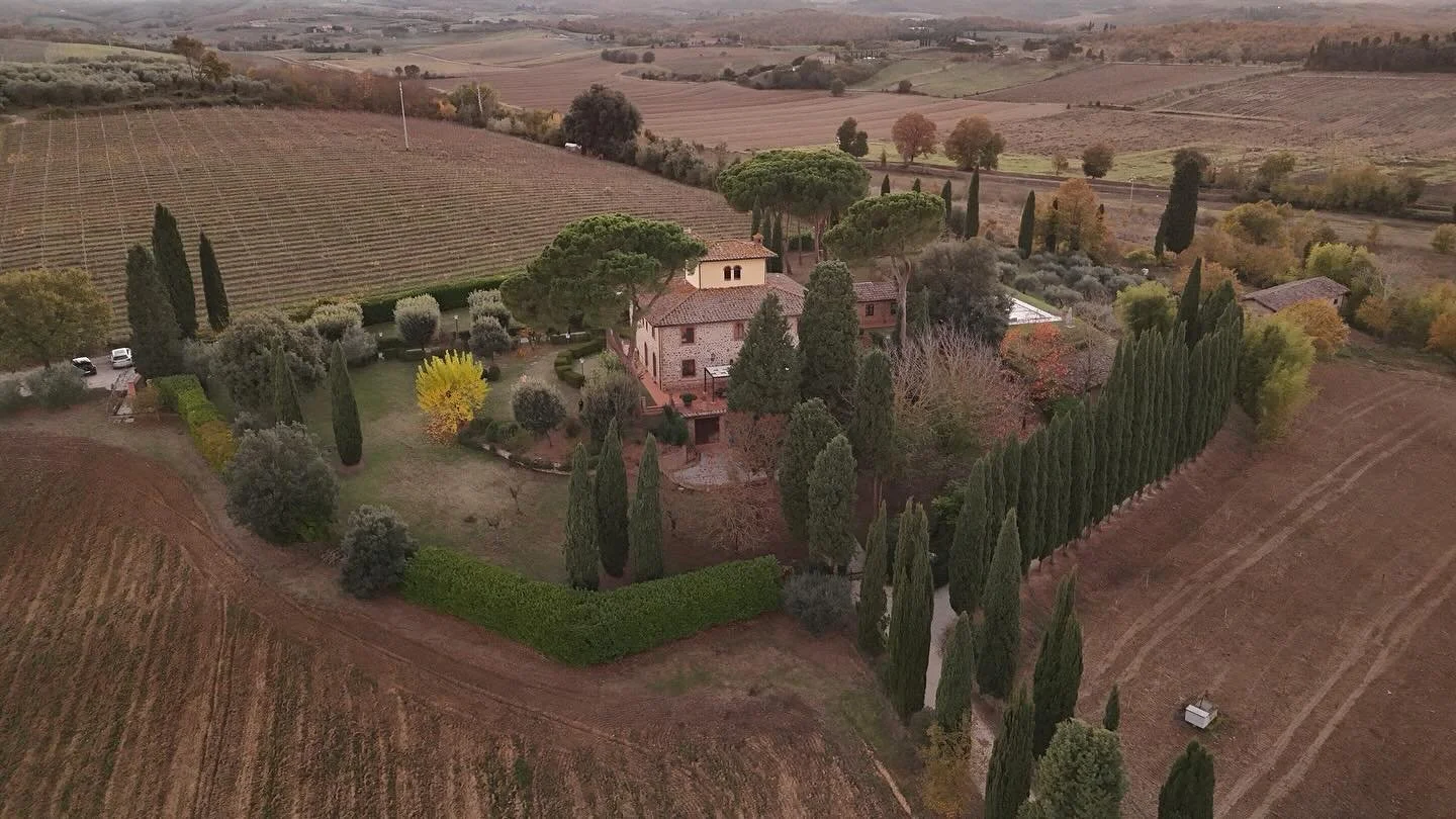 Even in winter, Villa Monarca is its own quiet oasis. ❄️✨
Captured from above, you can see how the villa and gardens rest peacefully among the rolling vineyards and ancient olive groves of Tuscany. The plants may be dormant, but the land is still ful
