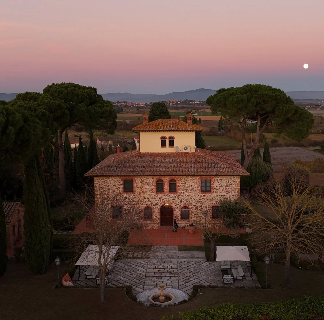 Contact — Villa Monarca Tuscany, image size:1125x1114