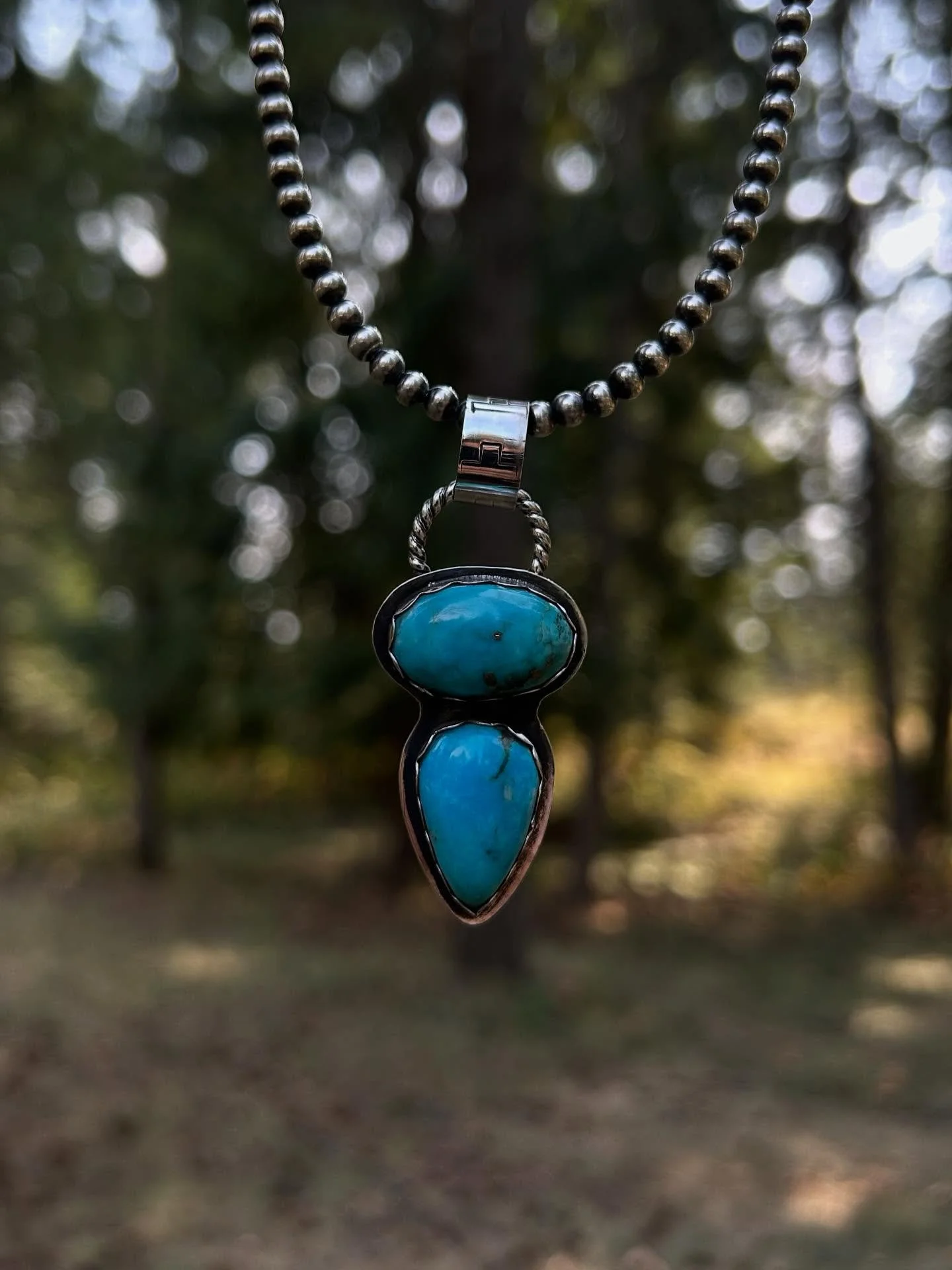 Kingman Turquoise Pendant with a bail big enough for all your favorite pearls 😍🩵💙

✨Items posted today will be available at the Rebel Junk Honky Tonk at the CDA Fairgrounds Sep 26th-28th✨
#silversmith #turquoisejewelry #turquoise #kingman #handmad