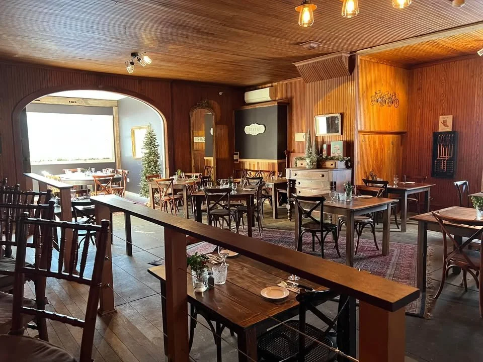 Carriage House Bistro Restaurant seating