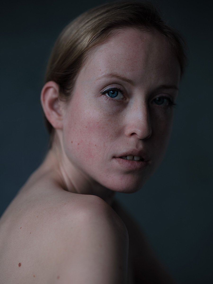 Portret van een blonde vrouw met een ontblote schouder