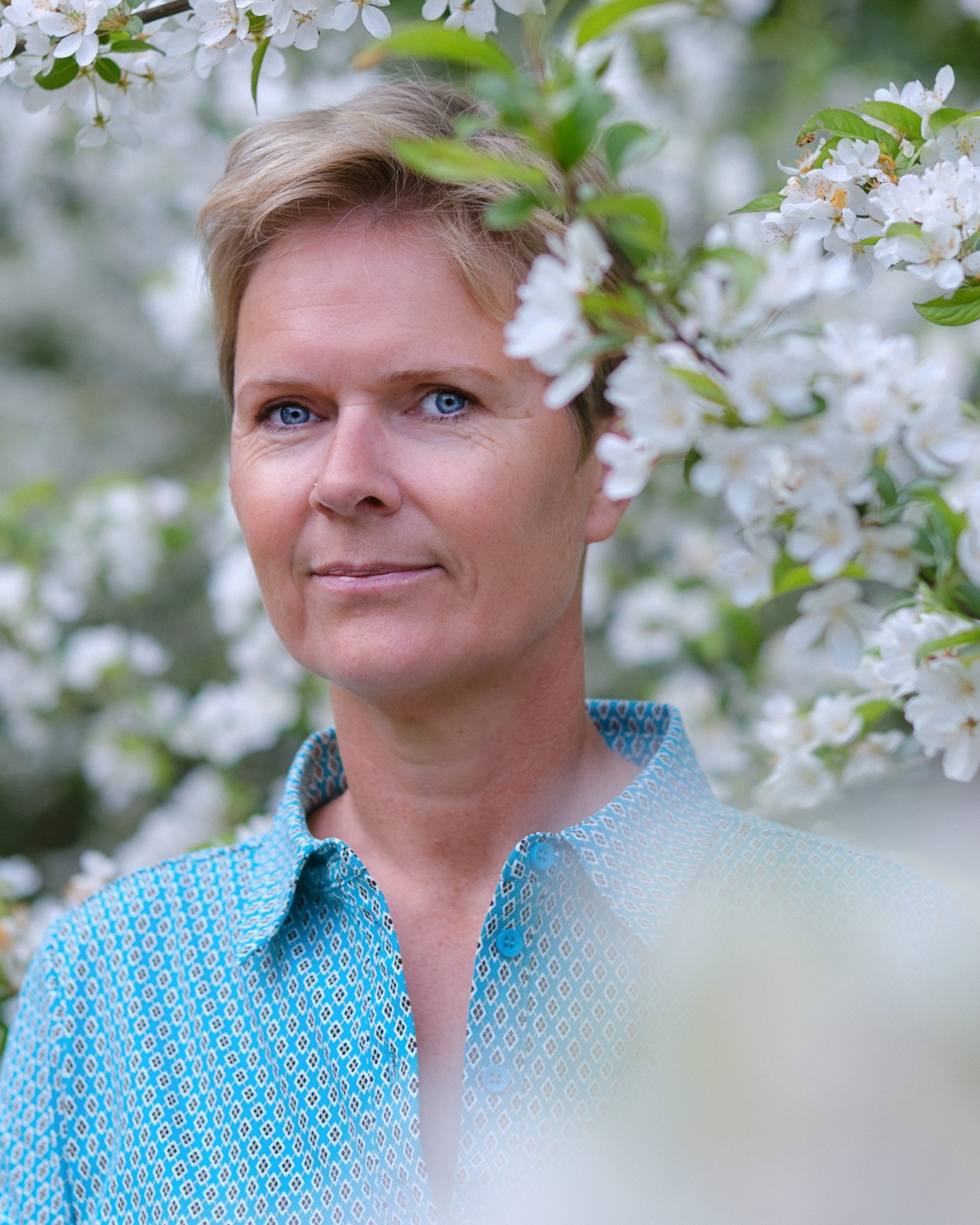 Portretfoto van Hottie tussen de bloesem