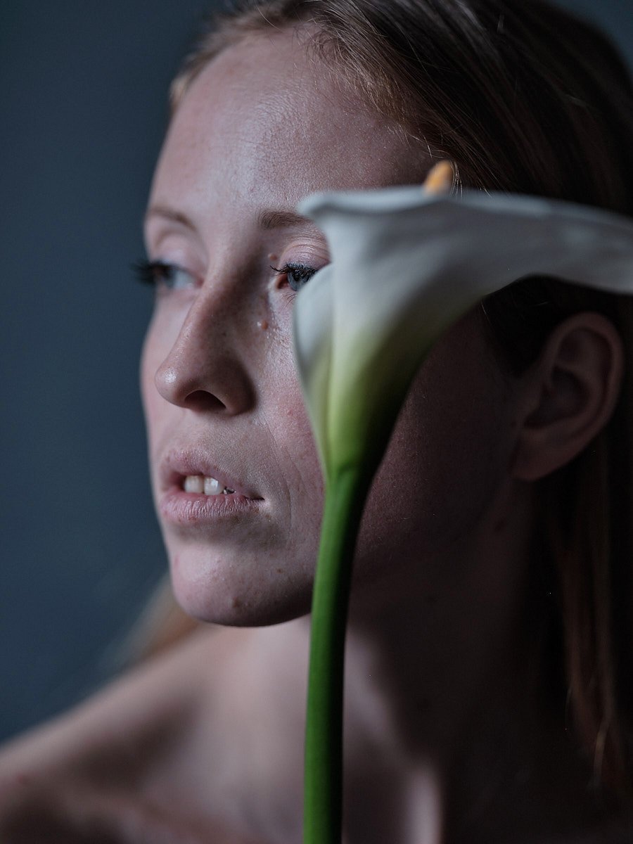 Iryna met een witte bloem