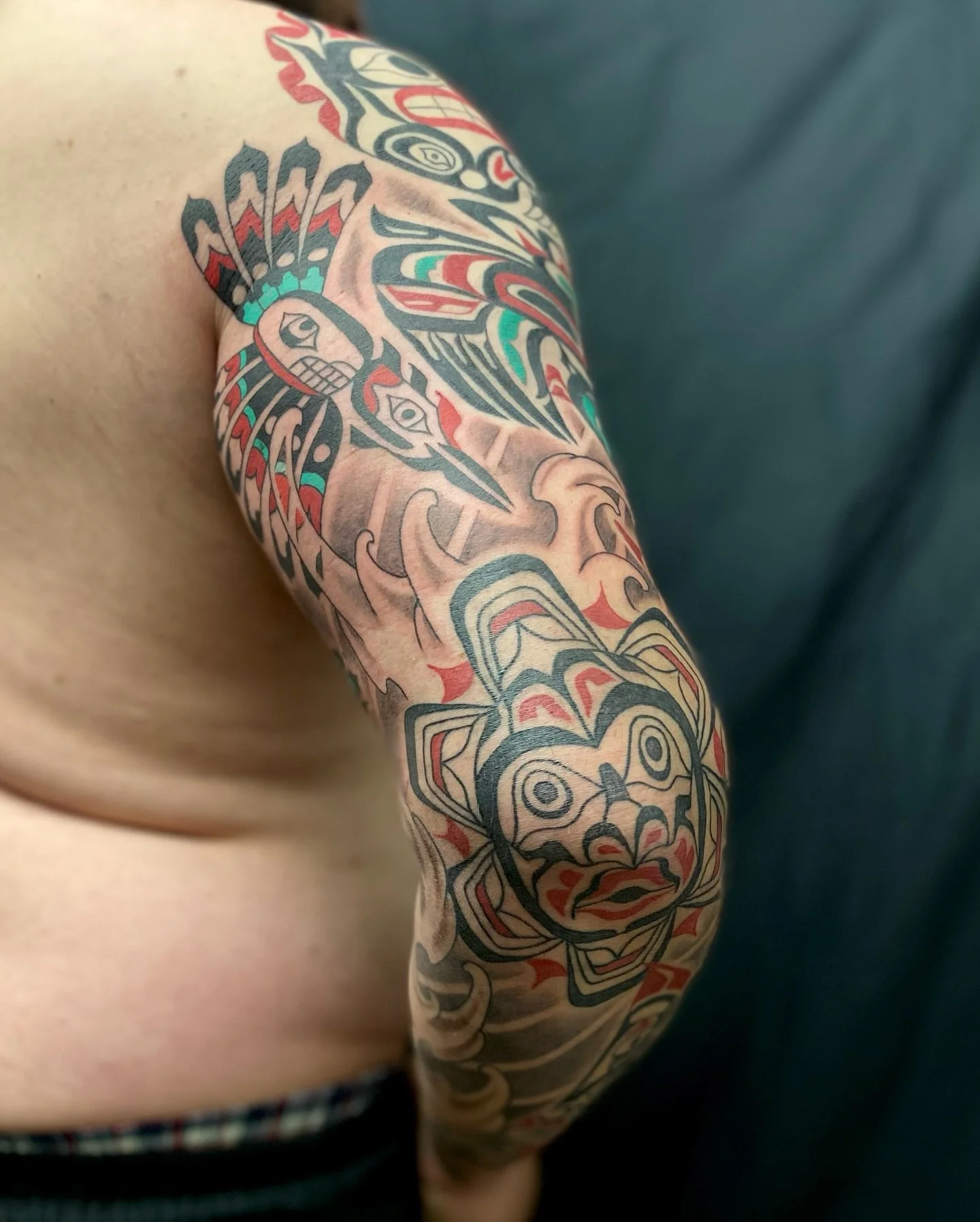 Great week of tattooing, wrapped up 3 arms. I started this Haida Gwaii project for Will a couple months ago. He has been so rad and committed with sessions a week or two apart. 

#haidastyle #haidagwaii #haidattattoo #haidagwaiitattoo #totemanimal #t