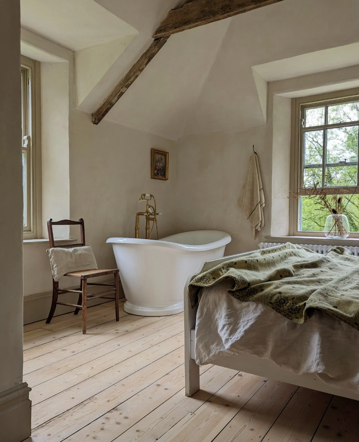 Love this peaceful bedroom in lime wash featuring its own freestanding bath 🫧 from @roperrhodes 

#interiors #bath #bathroom #bedroom #interiordesign #derbyshire