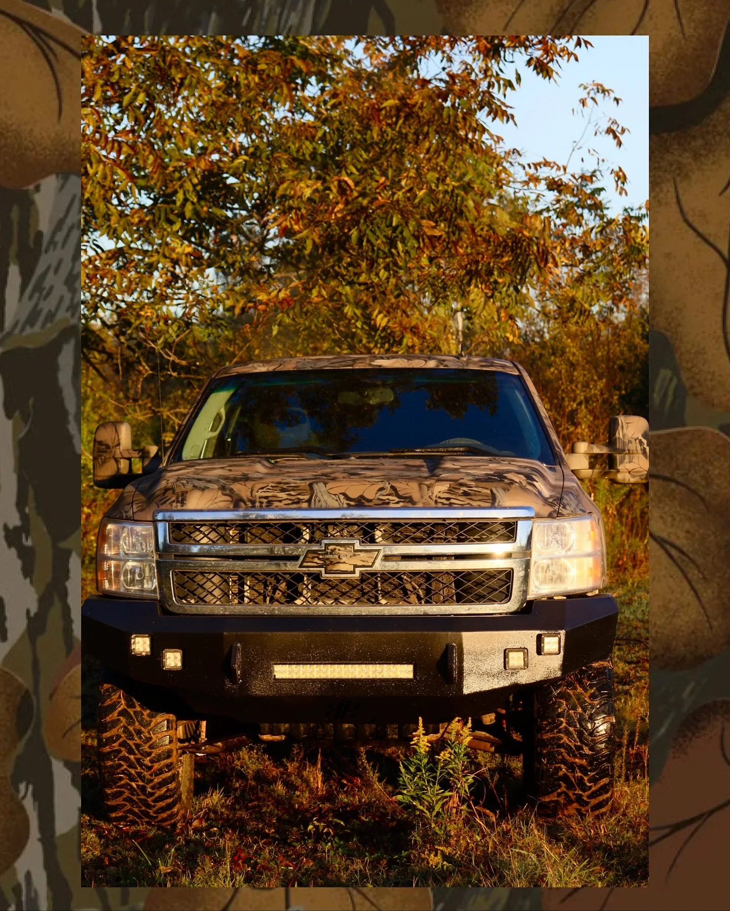 The company truck. #fallfoliage 
🦆
@mossyoak @cgestencils 
🦆
🦆
🦆
#smokinquack #smokinquackoutdoors #smokinquackcustoms #mossyoak #chevrolet #chevy #arkansas #arkansasmade #arkansasbusiness #localbusiness #paint #notawrap