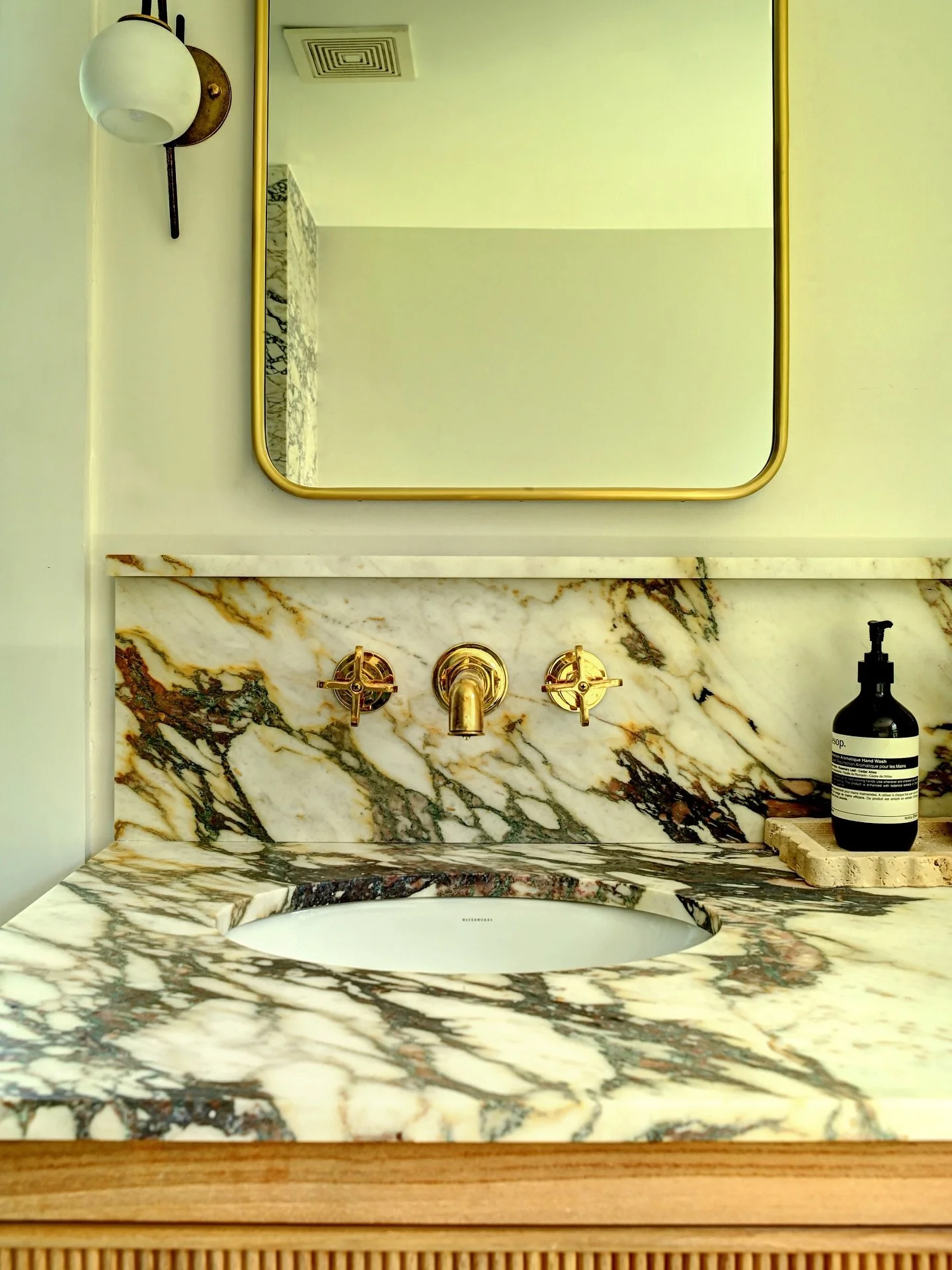 ✨ Highlights from the primary bath at The Wildflower 
Veined Italian marble, unlacquered brass, and natural wood create a space that feels both historic and quietly modern. A few final tweaks still to come (lighting + vents), but the transformation i
