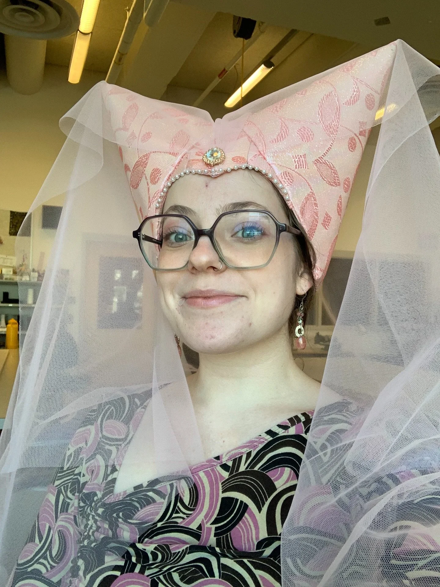 🏰MEDIEVAL DOUBLE HENNIN PROJECT🏰

Finally getting around to posting about one of my favorite projects from this year, my final project from millinery (hat making) class last semester! 

I wanted to make a double Hennin for my final project because 