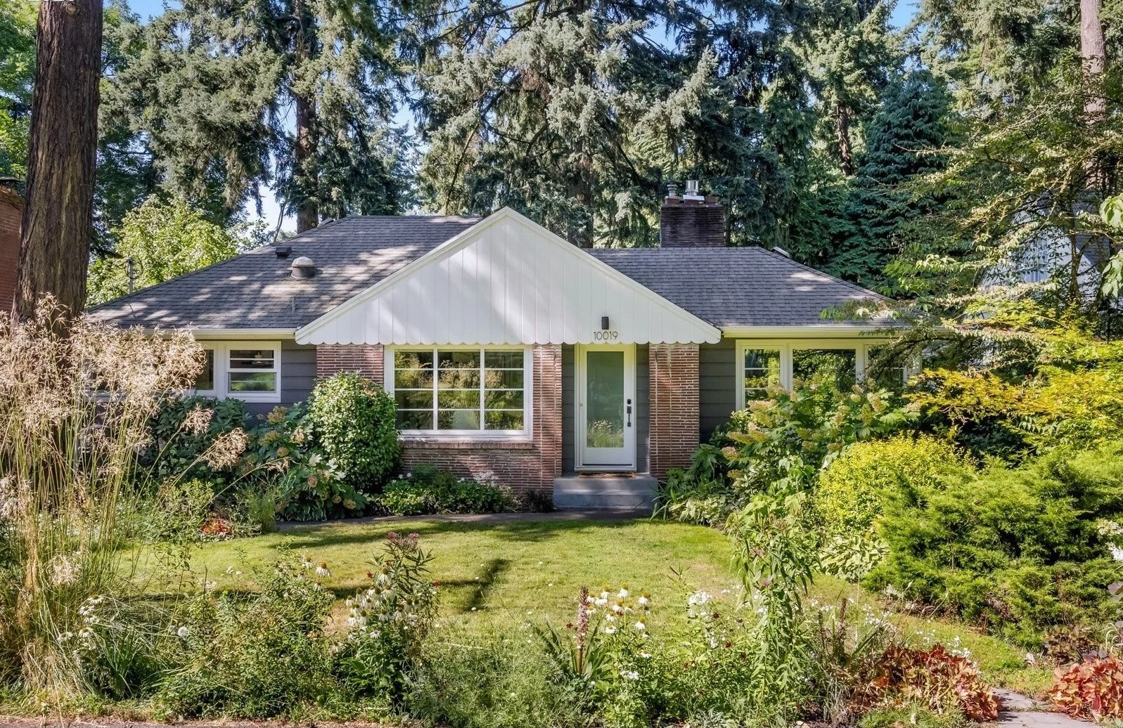 this lil 1941 cannoli is nostalgic and updated in all the right ways. oh, and it's listed for $549k so it'll go quickly. wanna go see it?

Maywood Park is quite literally a city within the city, with just over 300 homes. It's a woodsy oasis with priv