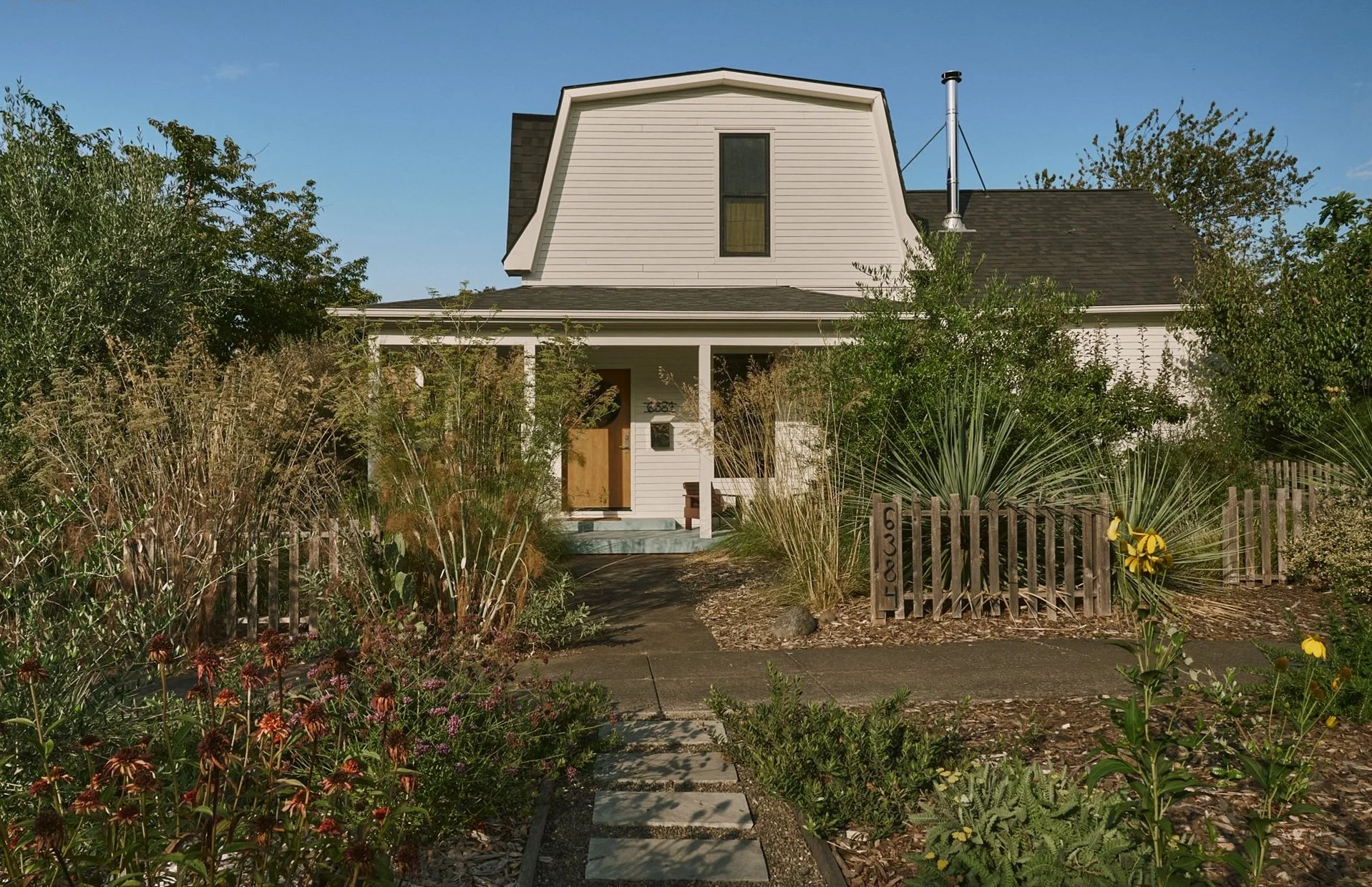 salty, earthy, east coast energy tucked away in northeast portland. where&rsquo;s my lobstah roll? 🦞

Fully renovated 1894 Dutch Colonial + custom ADU, featured in Dwell and Schoolhouse. Every detail thoughtfully curated by the owner-designer, showc