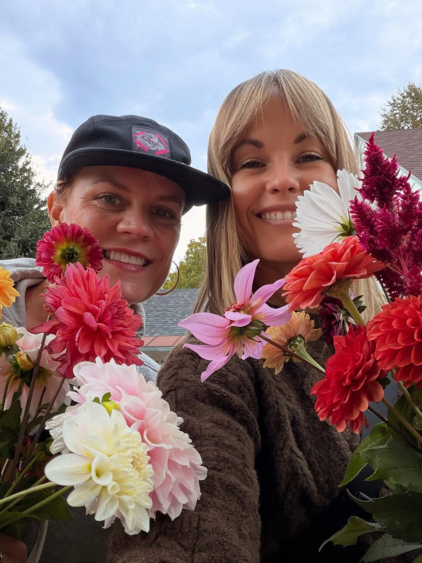 Golden afternoon with some lovely humans to make beautiful things together from our fall gardens🍁 Andee, Thanks for hosting again this year!