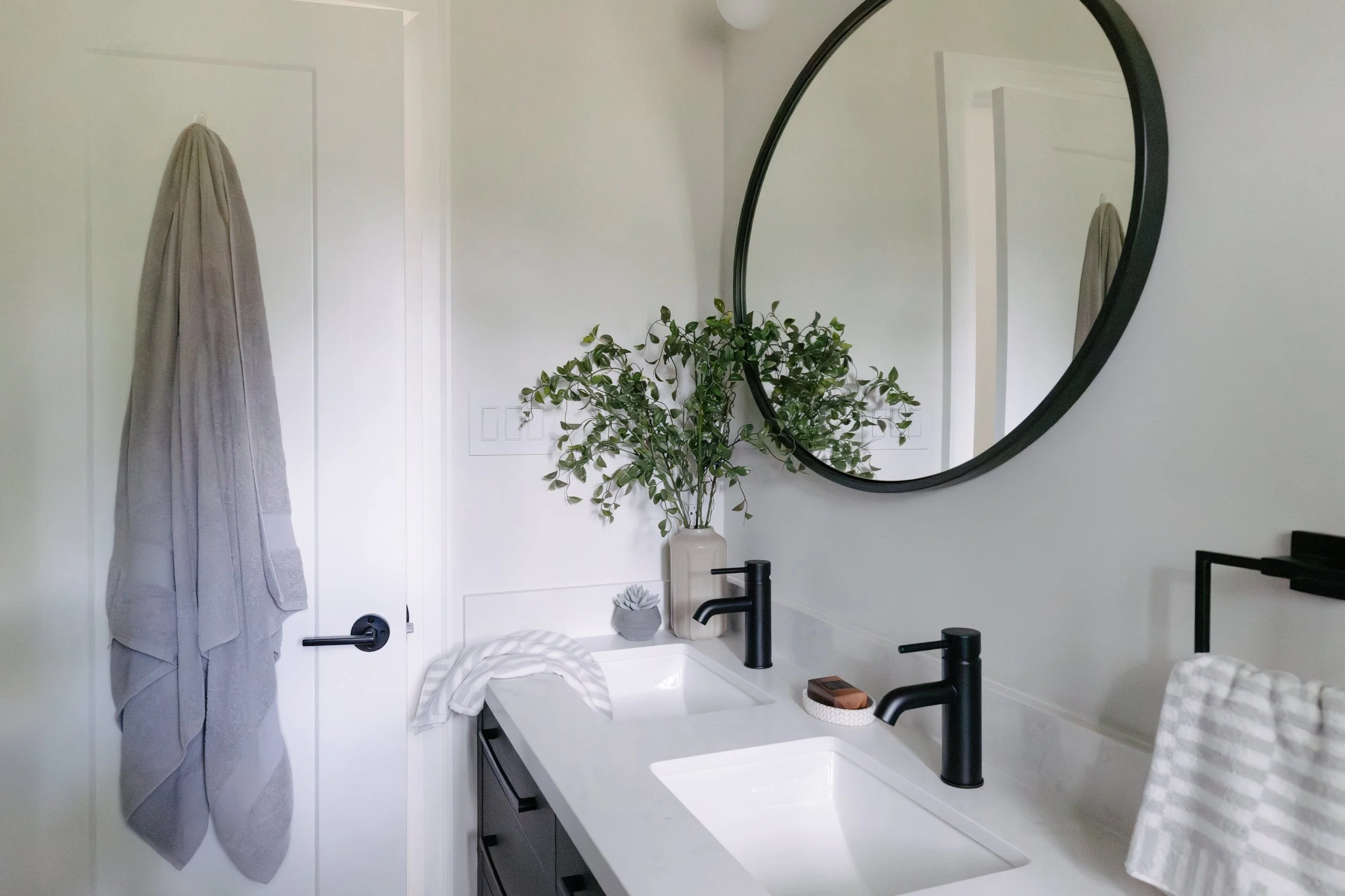 Warm Modern Bathroom Design in Toronto