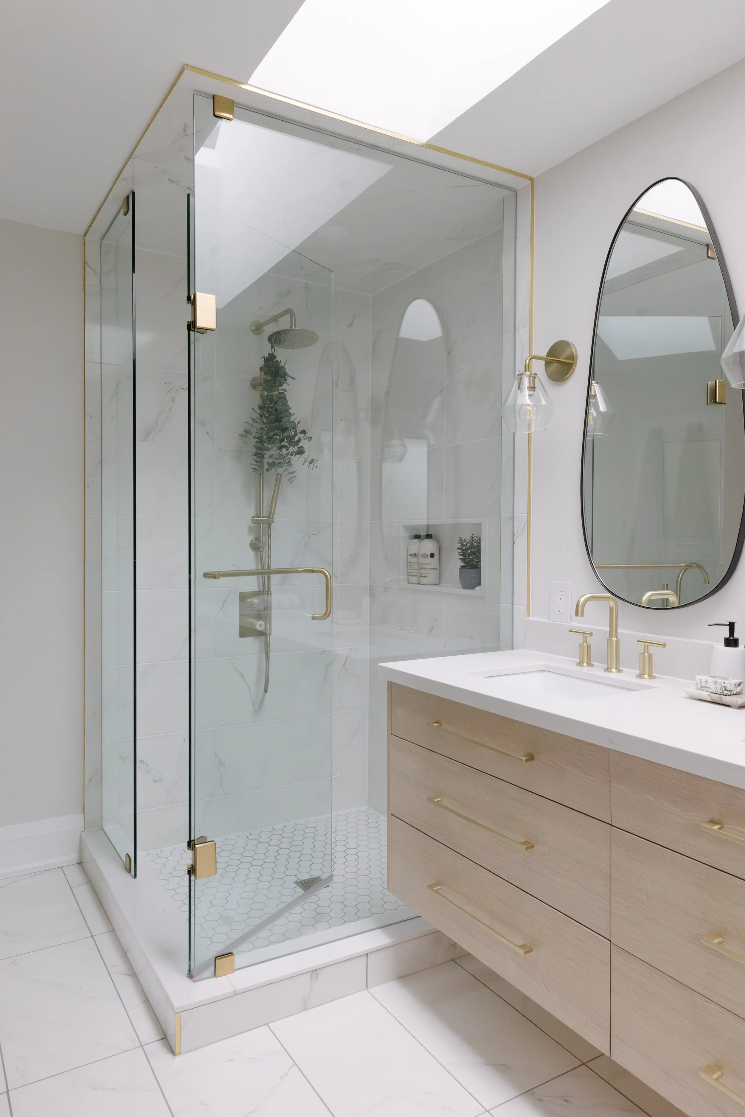 Warm Modern Bathroom in Toronto