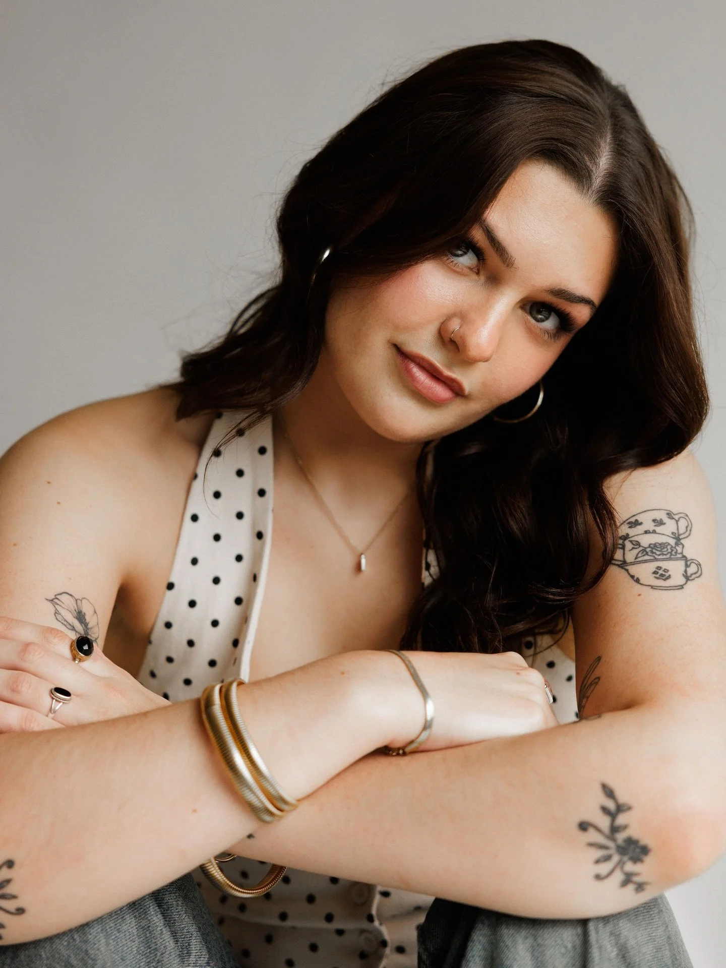 Photographing a nerdy science girl in her natural habitat&hellip; daylight. Where you can hide nothing. 
Hard light. Sharp shadows. No filters. Just her real skin and her real knowledge on display in all its glory. 

She&rsquo;s the esthetician who c