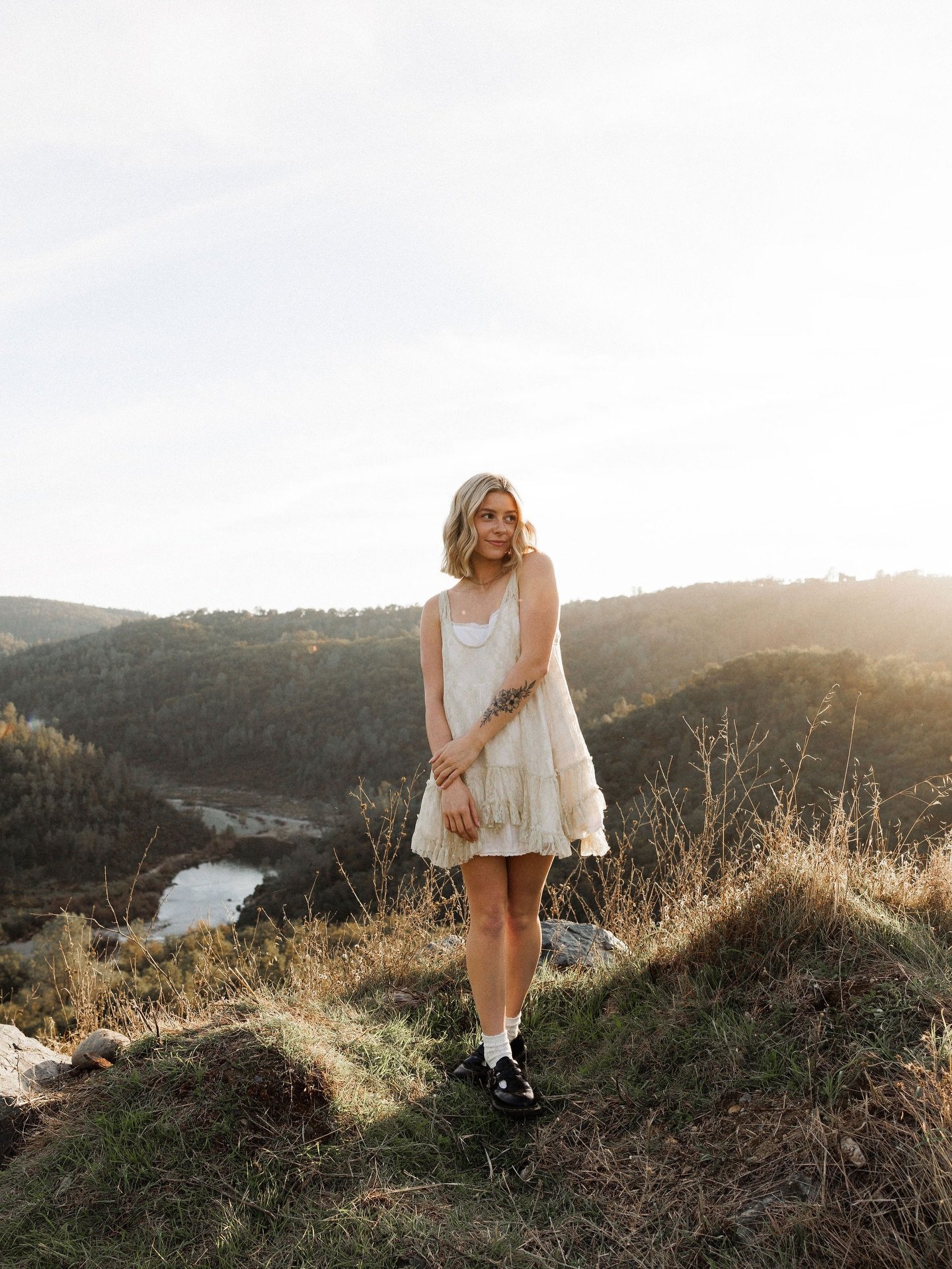 Has a more cheerful person ever existed? Not that I know of. Gracey is a tiny ball of light and sunshine and smiles. We were all laughter and joy during our long golden hour senior photoshoot but beyond all this fun and positivity she is also really 