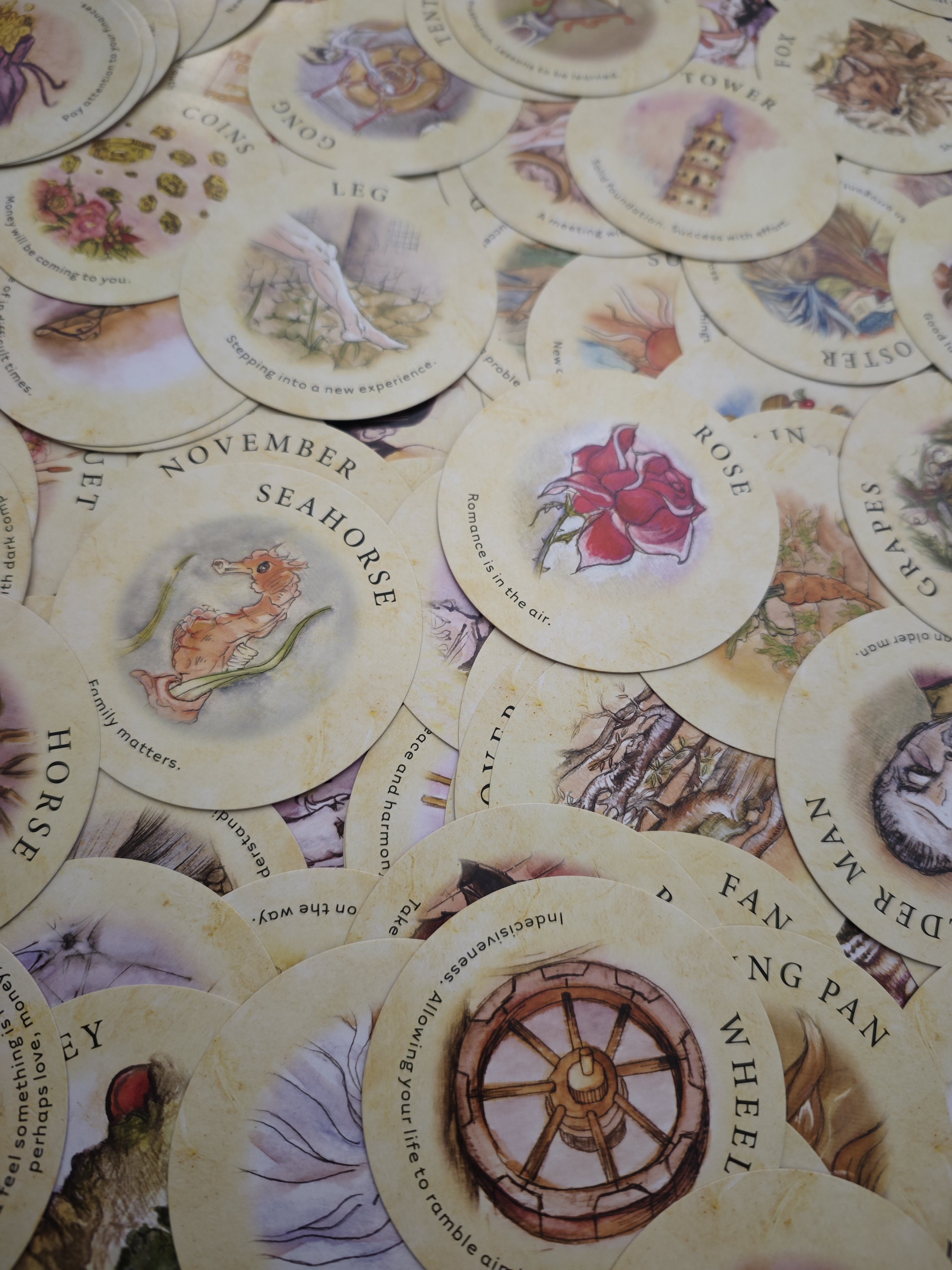 Pile de cartes d'oracle feuilles de thé.