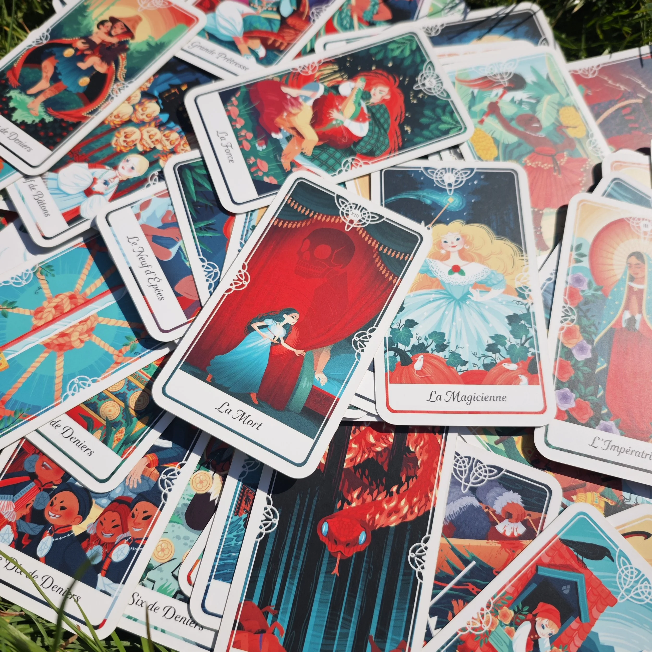 Pile de cartes du tarot des contes et légendes.