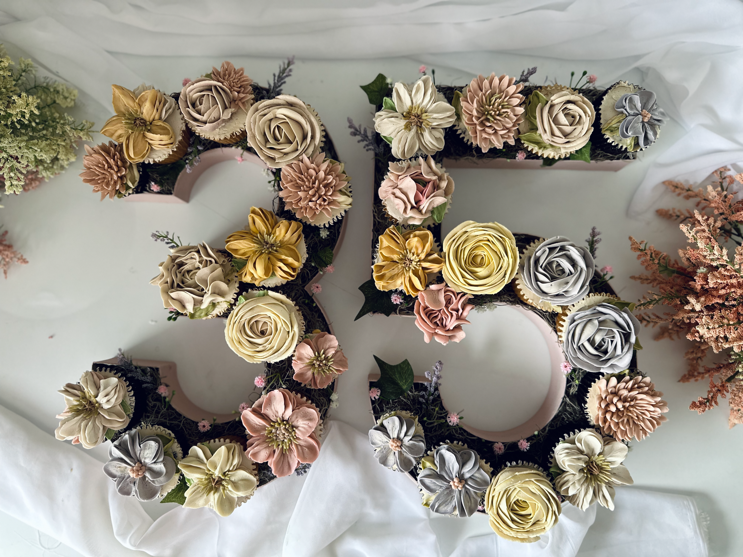 Monogram Arrangement — Parinda Cupcakes, image size:2500x1875