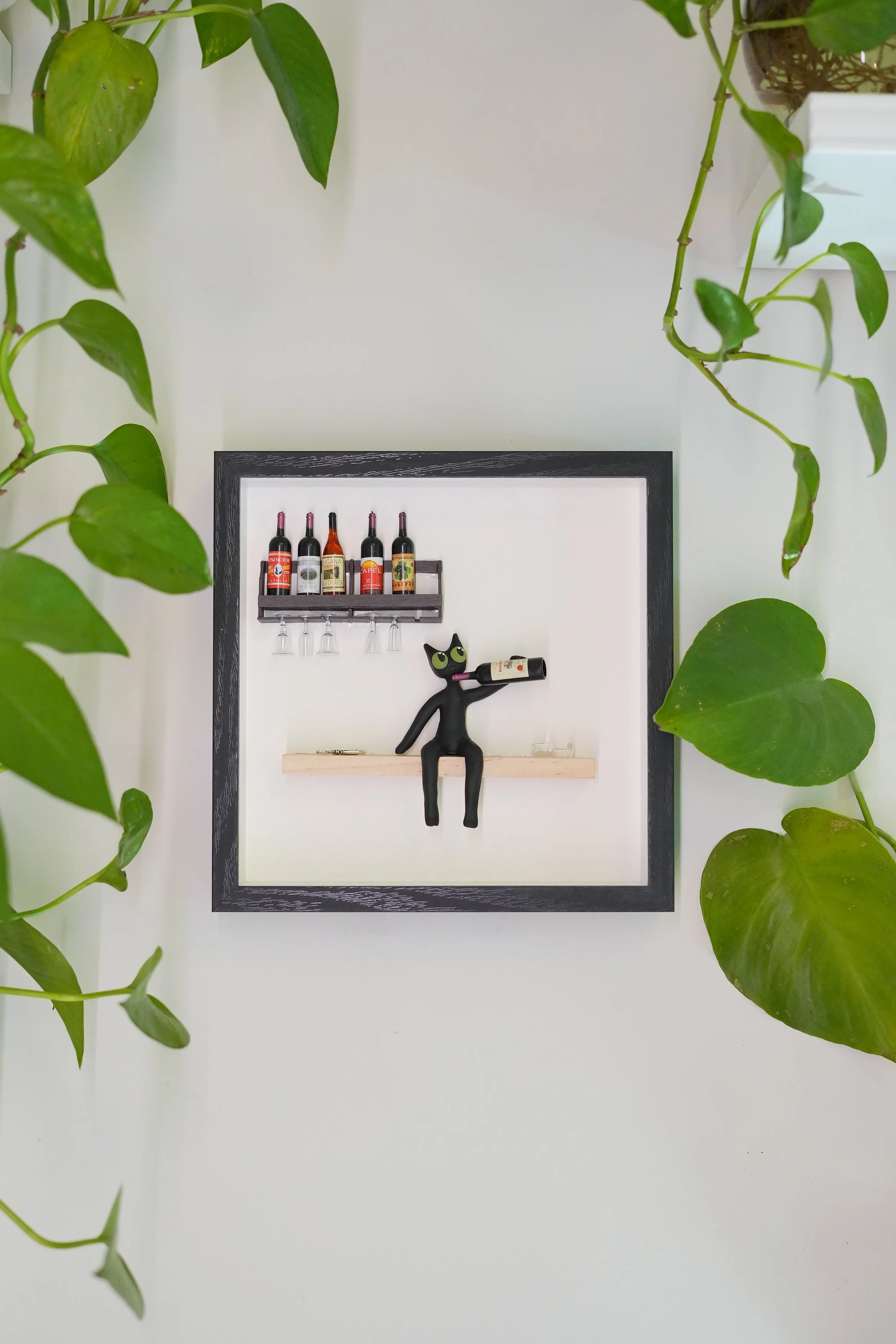 Things to do in Portland oregon. local artist. unique cat art. diorama art. tiana lenos. portland saturday market. tiana's clay. kiwi the cat. #stayhydrated