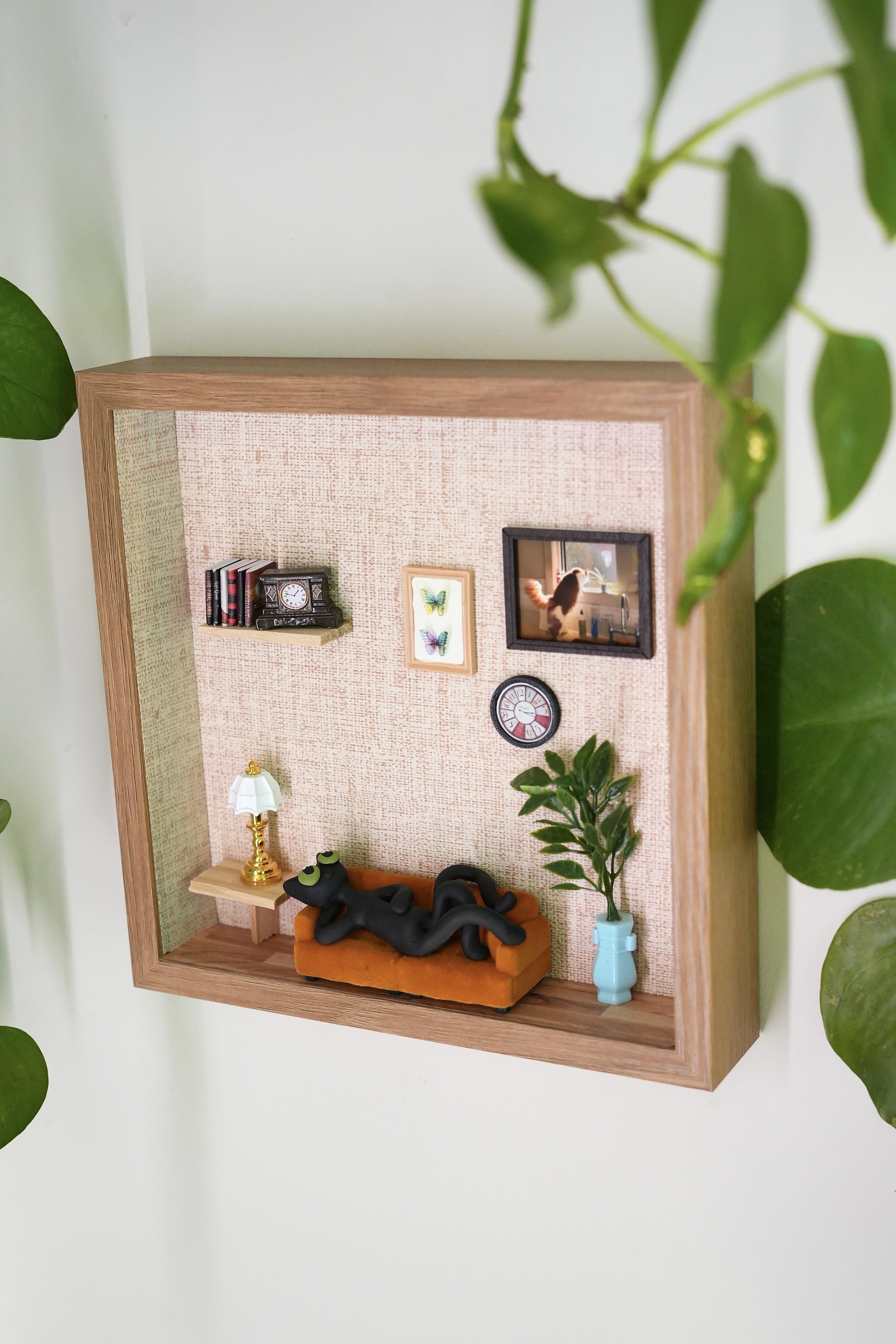 Things to do in Portland, Oregon. Local artist. Unique cat art. Diorama art. Tiana Lenos. Portland Saturday Market. Tiana's Clay. Kiwi the cat. Custom pet art. Cat lover gift. miniatures. 
