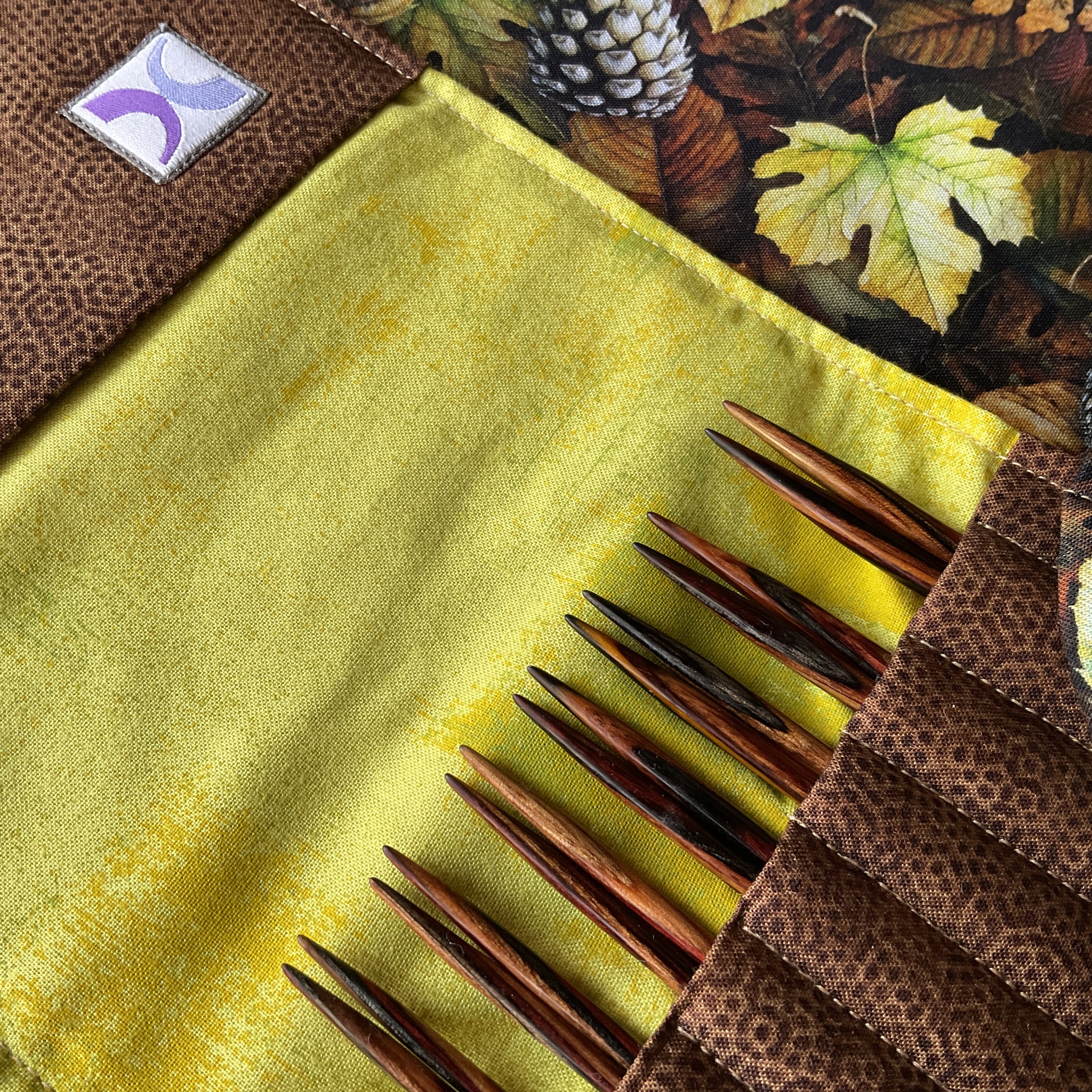 Tortoise Darn Pretty™ knitting needle set