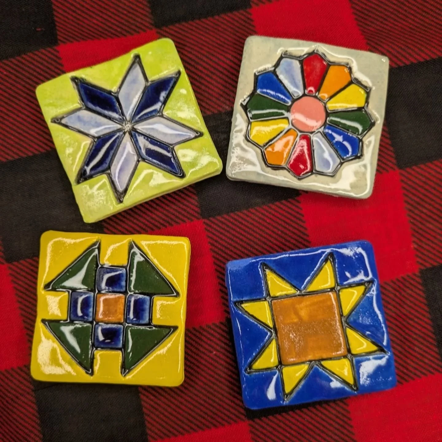 It's finally quilt season! 
My quilt magnets are designed to celebrate all the things in nature that help me (and maybe you) feel comforted.
🌻Sunflowers, ❄️Snowflakes, 🌈Rainbows, and 🌳 Trees. 
...
😺Swipe to see Ravi enjoying one of our new weddin