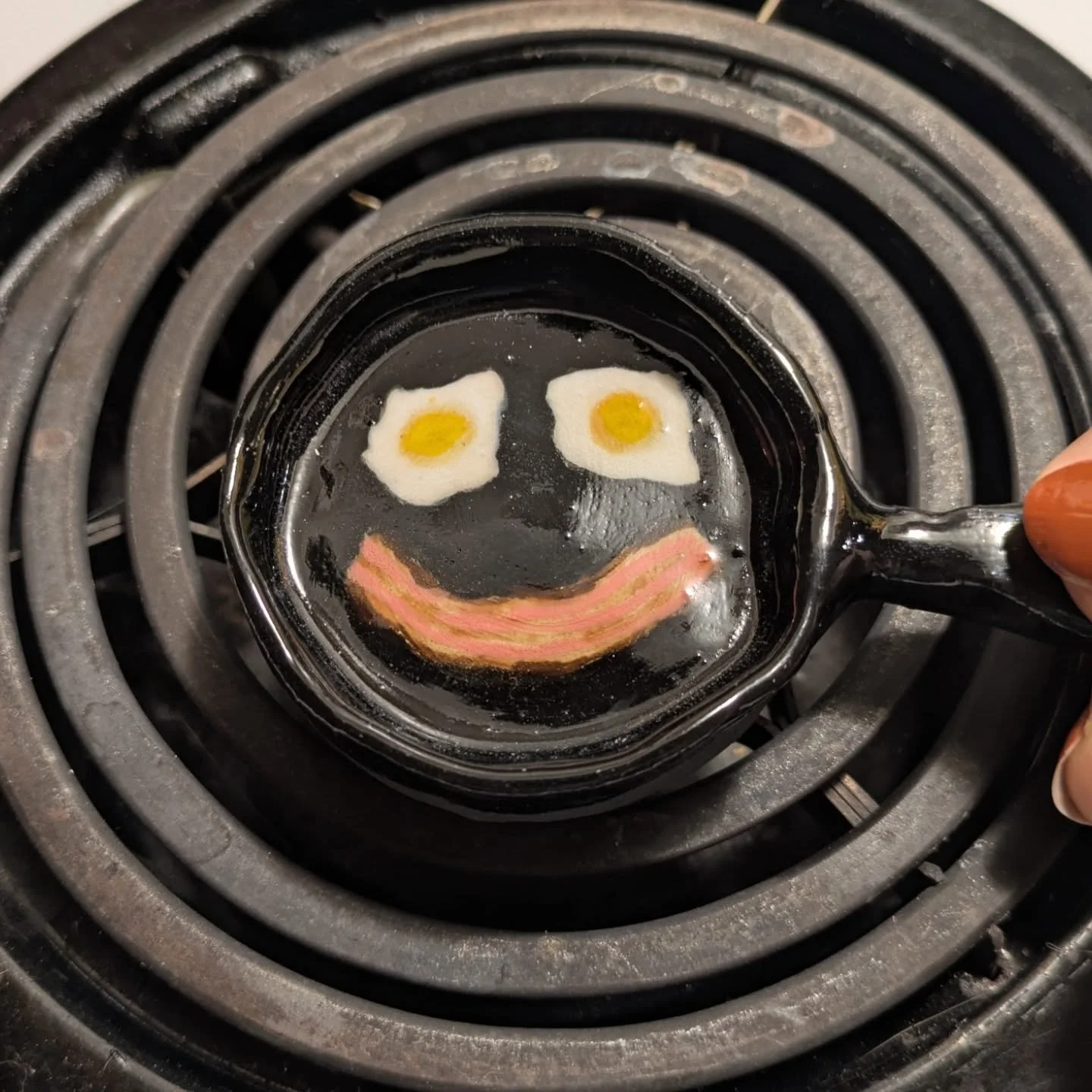 I absolutely love a good seasoned cast iron skillet, almost as much as I love tiny things. 
This is the happiest tea light holder ever! 
...
#castiornskillet #ceramics #folkart #miniceramics #tealightcandleholder