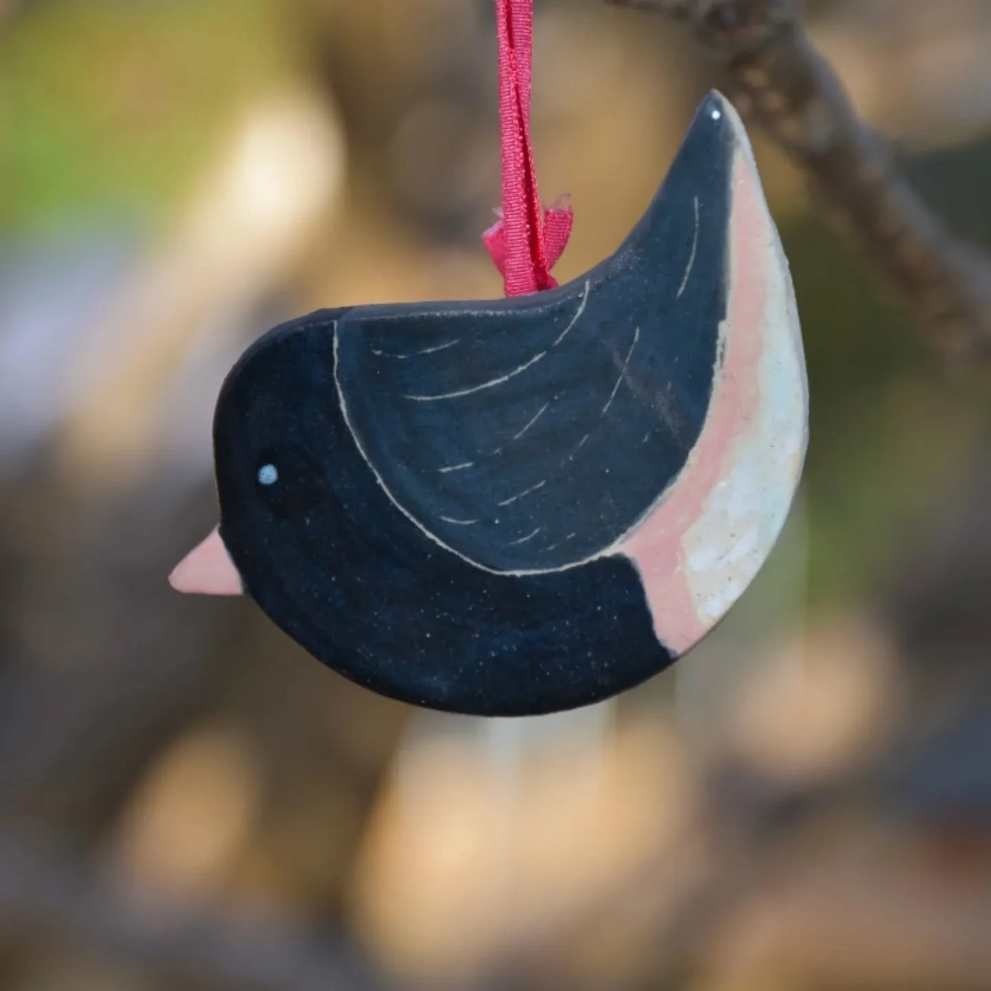 Well, as we are creeping closer to spring one of my favorite little birds will be taking off to its summer home in Canada. 
I wish a Bon Voyage to the little Dark-eyed junco. 
...
#ceramics #birdceramics #darkeyedjunco #songbirds