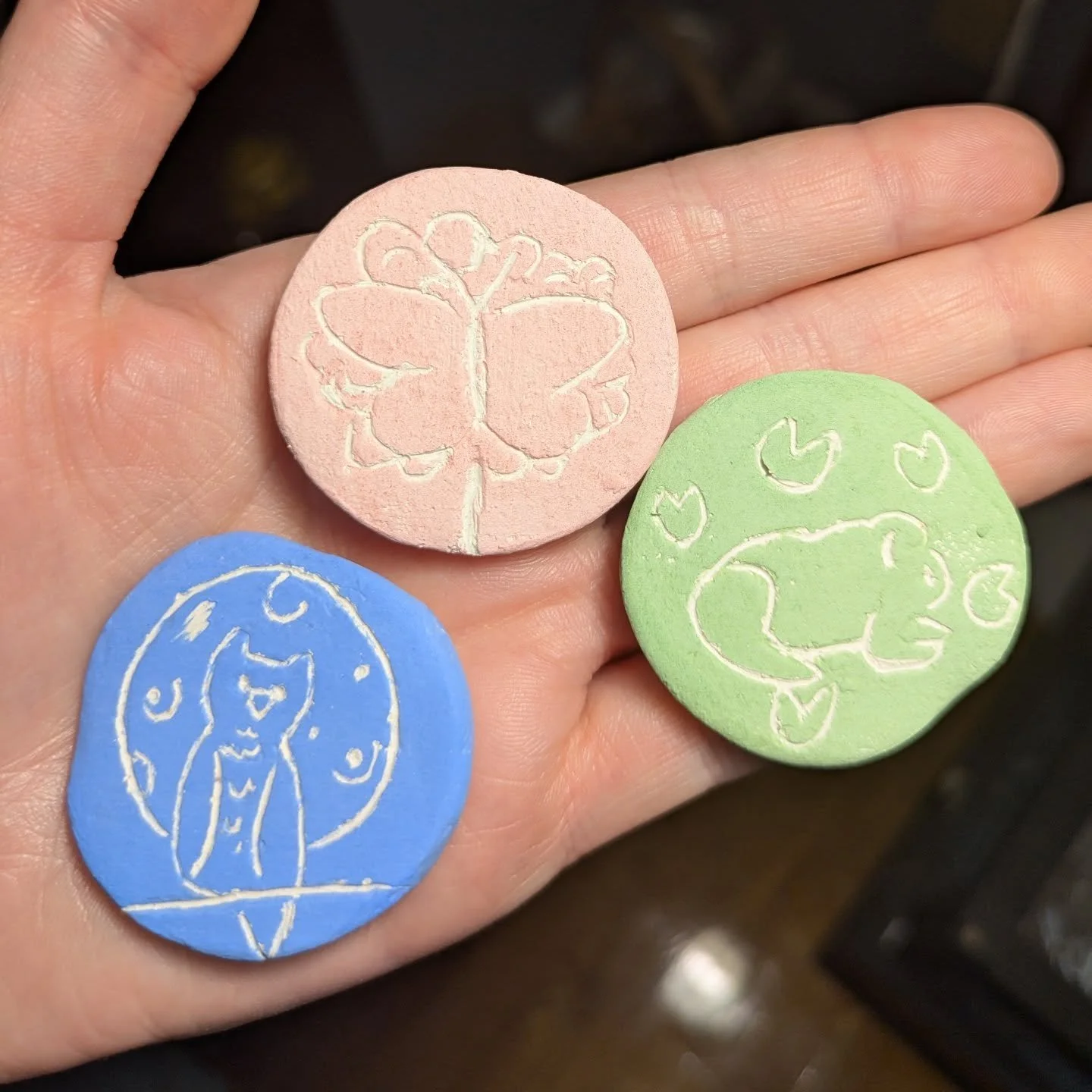 🥁Introducing🥁
Nurture Nature Merit Badges, are in the works!
I'm currently working on designs for summer themed badges to get you outside loving nature. 
Each badge will come with a mini zine you can fill out to "earn your badge." 
I'm ho