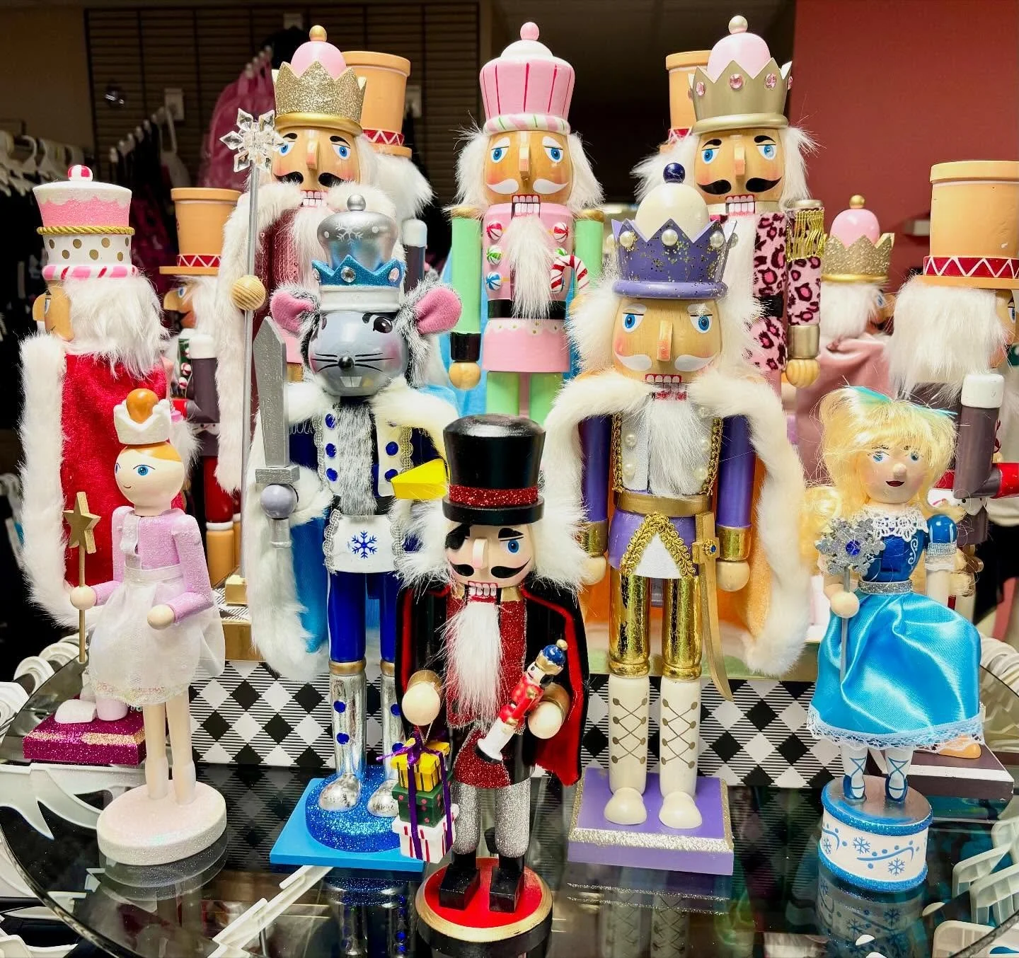💖OH MY NUTCRACKER! 💂💖
The Dance Shoppe has just dropped a variety of Nutcracker gifts. From plushies to socks, dish-wear to pillows. We even received nutcrackers of characters from the show (Drosselmeyer, Mouse King, Gingerbread, Clara, and more)!