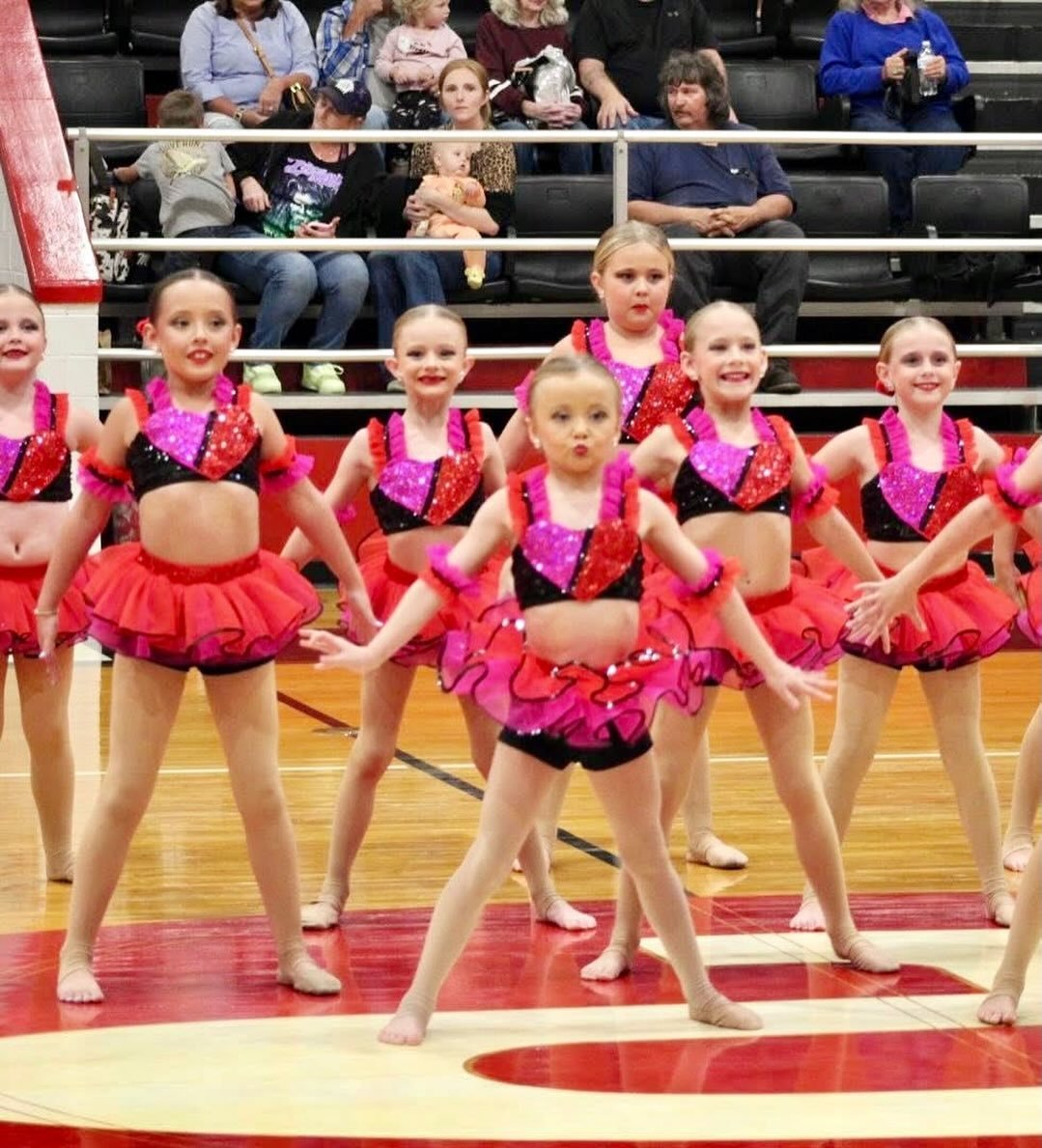 Mini Prep Elite debuting their jazz routine at the Jenny Wiley Festival 💜

#danceetc #deproud #morethanjustdance