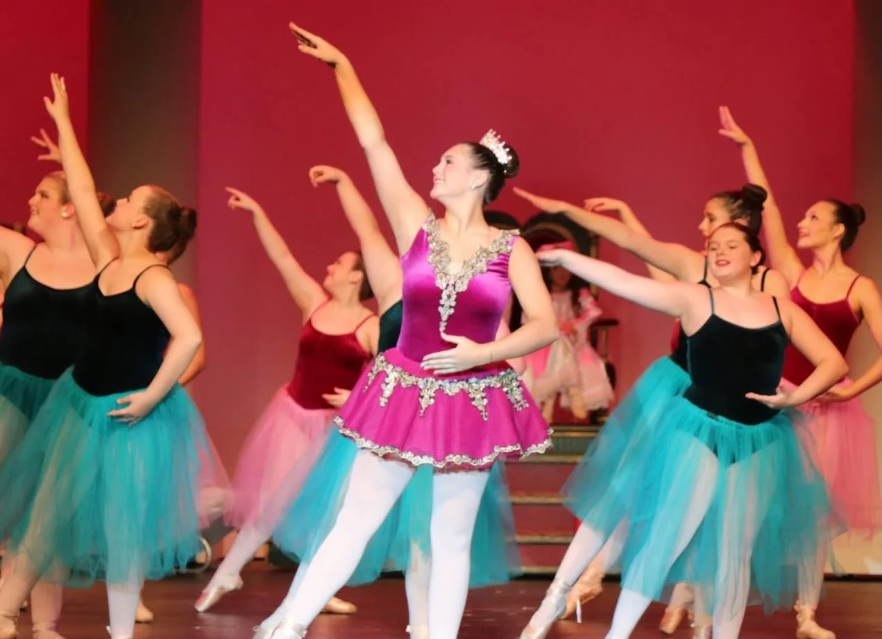 The Gum Drop Fairy ( @averygracepatrick ) and her Gumdrops entertaining Clara 🩷💙💚💜

#danceetc #deproud #morethanjustdance #denutcracker2025