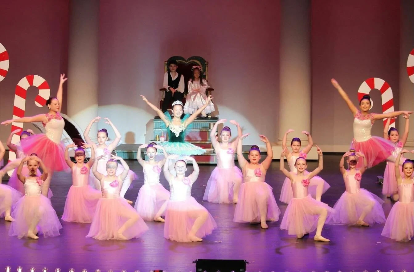 DE Senior @audrey_.cole performing as Dew Drop in our 2025 Nutcracker production 💐 💚

#danceetc #deproud #morethanjustdance #denutcracker2025